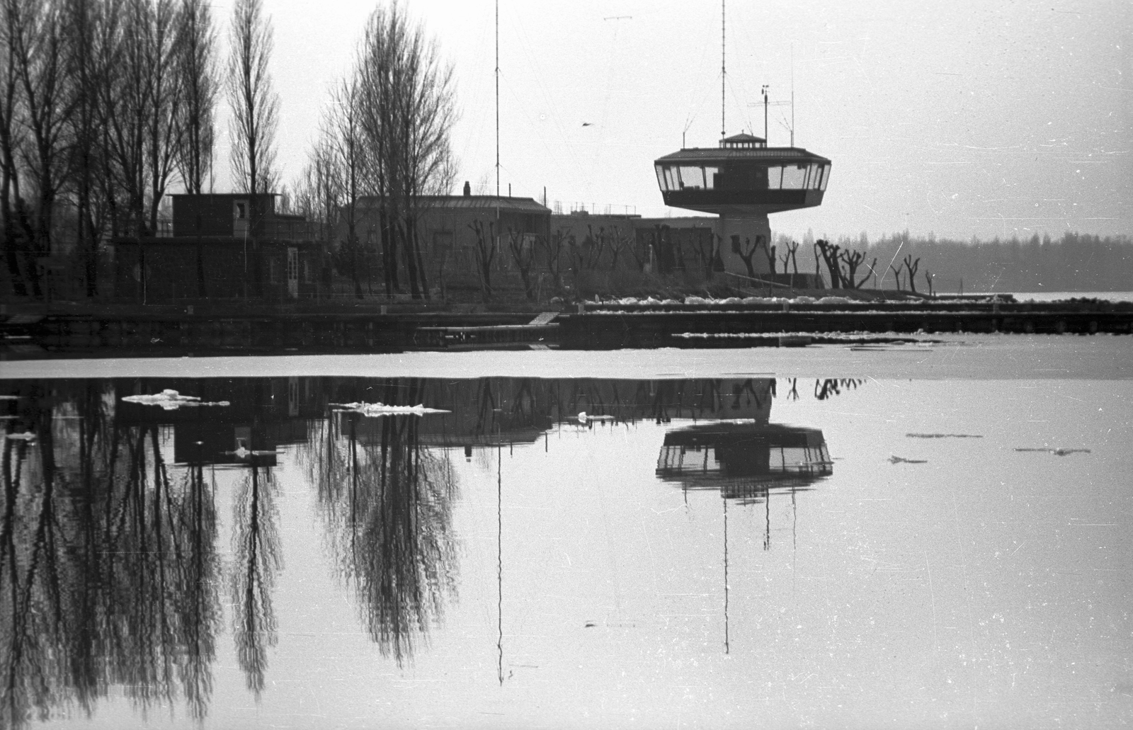 Magyarország,Balaton, Siófok, kikötő, meteorológia állomás., 1966, Pálinkás Zsolt, tél, víztükör, vízpart, meteorológia, Fortepan #31514