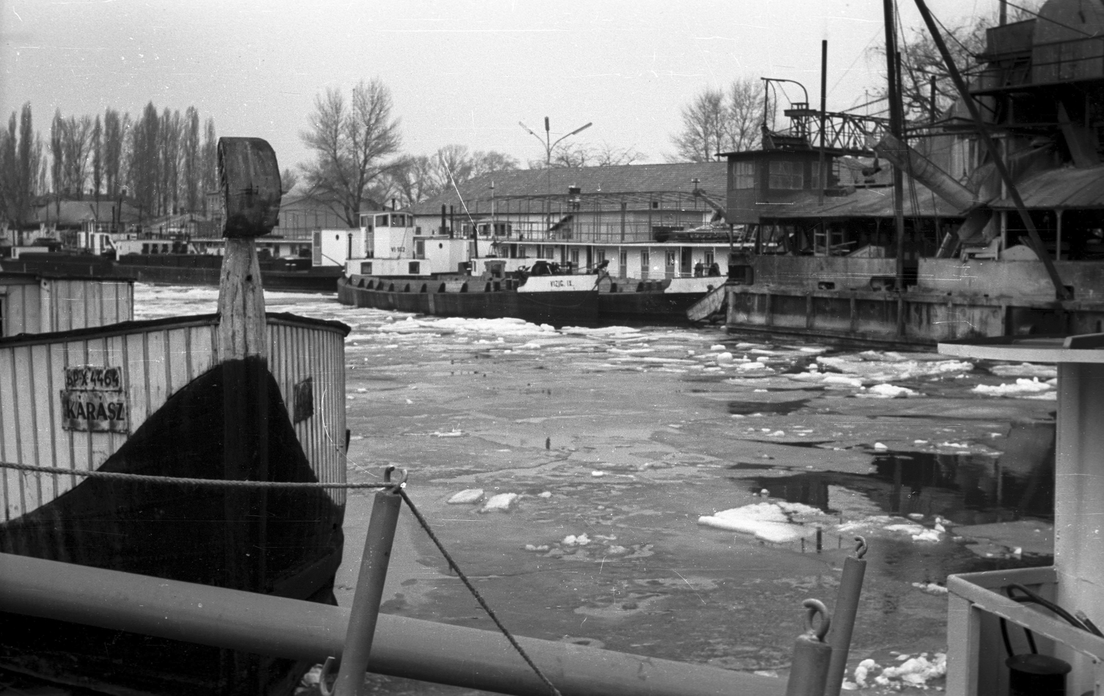 Magyarország,Balaton, Siófok, kikötő., 1966, Pálinkás Zsolt, hajó, tél, uszály, jég, Kárász hajó, FK 110/Balaton hajó, Fortepan #31518