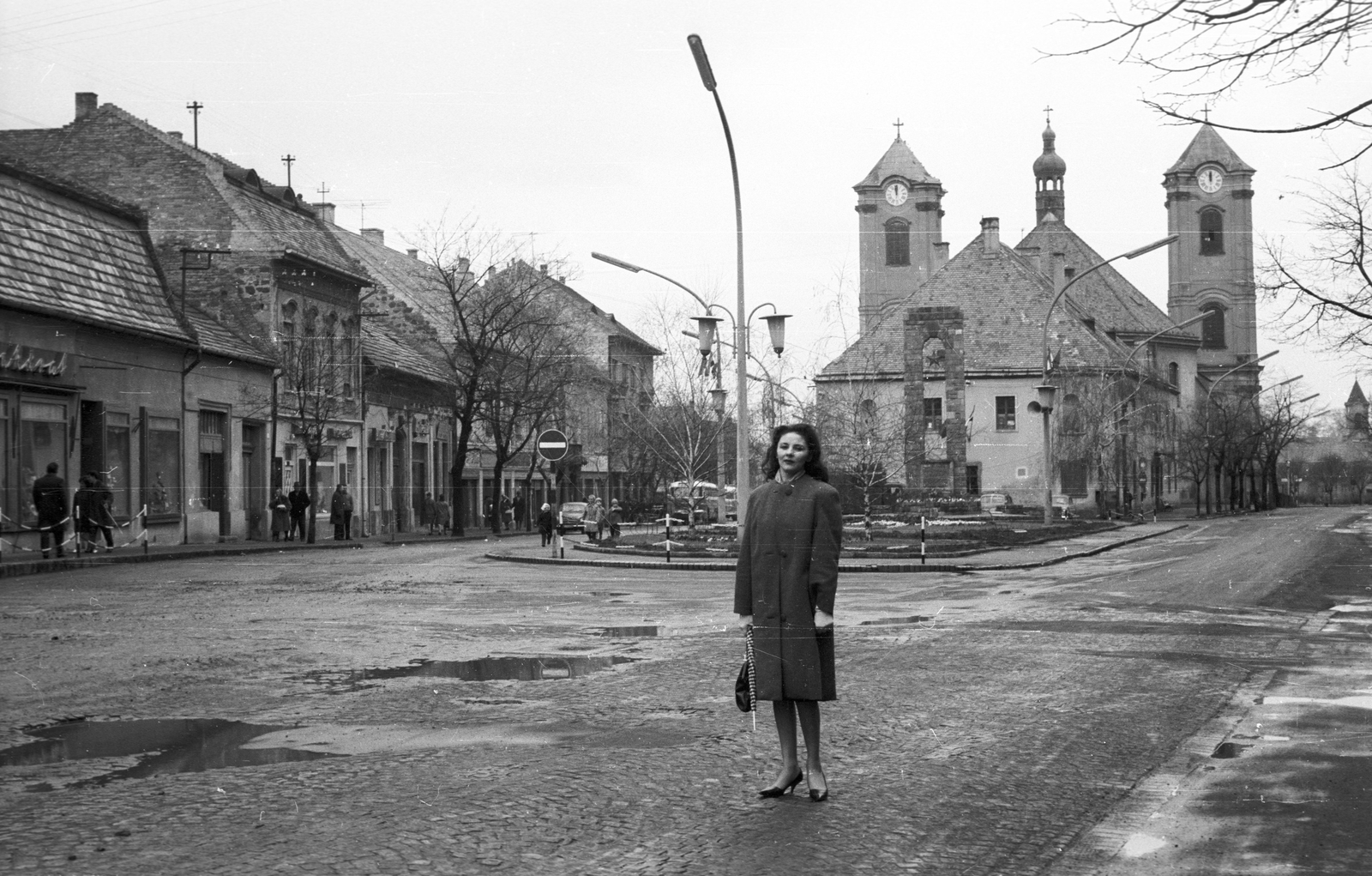 Hungary, Gyöngyös, Szent Bertalan utca, szemben a Szent Bertalan templom., 1966, Pálinkás Zsolt, fashion, monument, street view, taxicab stand, music school, Fortepan #31520