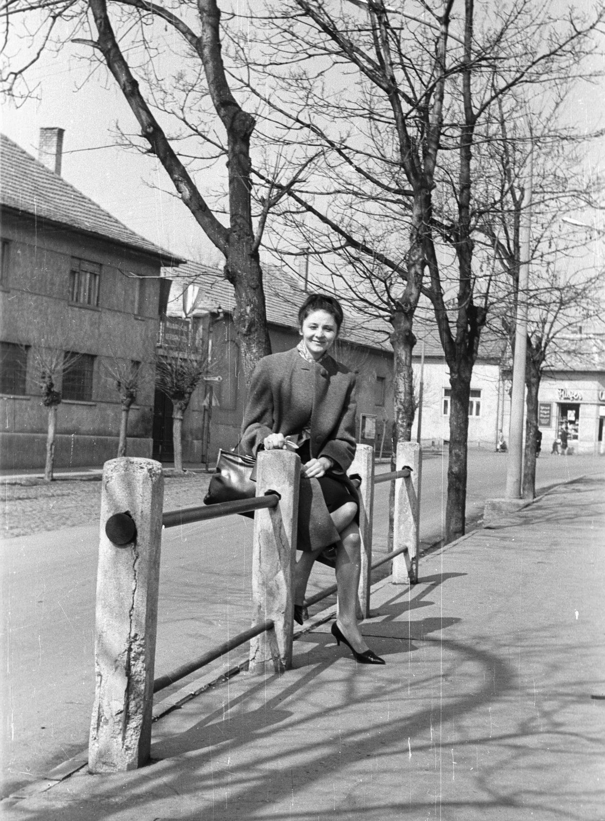 Hungary, Gyöngyös, Koháry út (Április 4. körút) a Kossuth Lajos utca felé nézve., 1966, Pálinkás Zsolt, sunshine, railing, woman, sitting on a handrail, Fortepan #31528