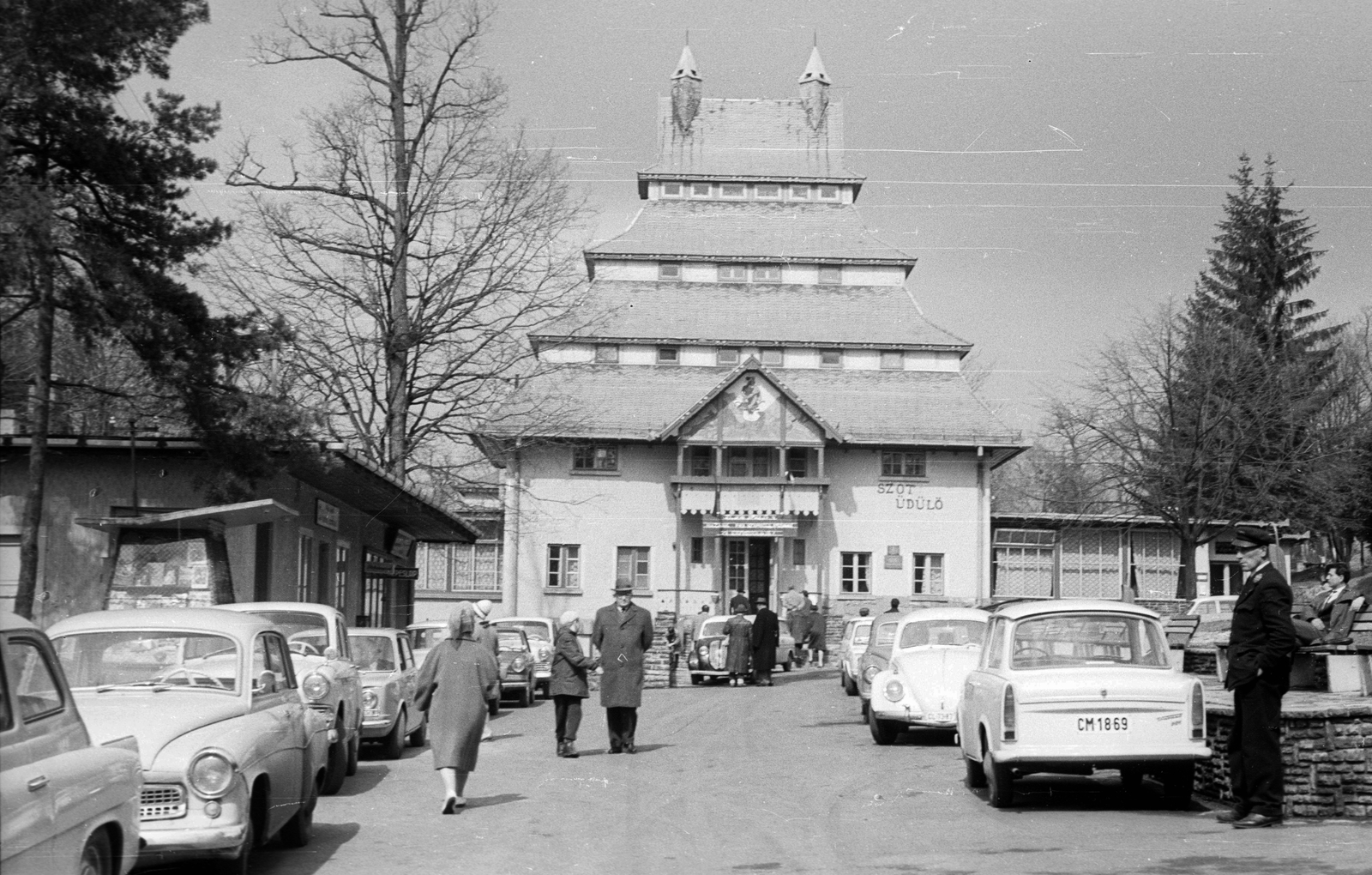 Hungary, Mátraháza, SZOT üdülő (később Pagoda Pihenő Panzió)., 1966, Pálinkás Zsolt, Trabant-brand, street view, Wartburg-brand, Volkswagen-brand, newsstand, István Medgyaszay-design, Fortepan #31529