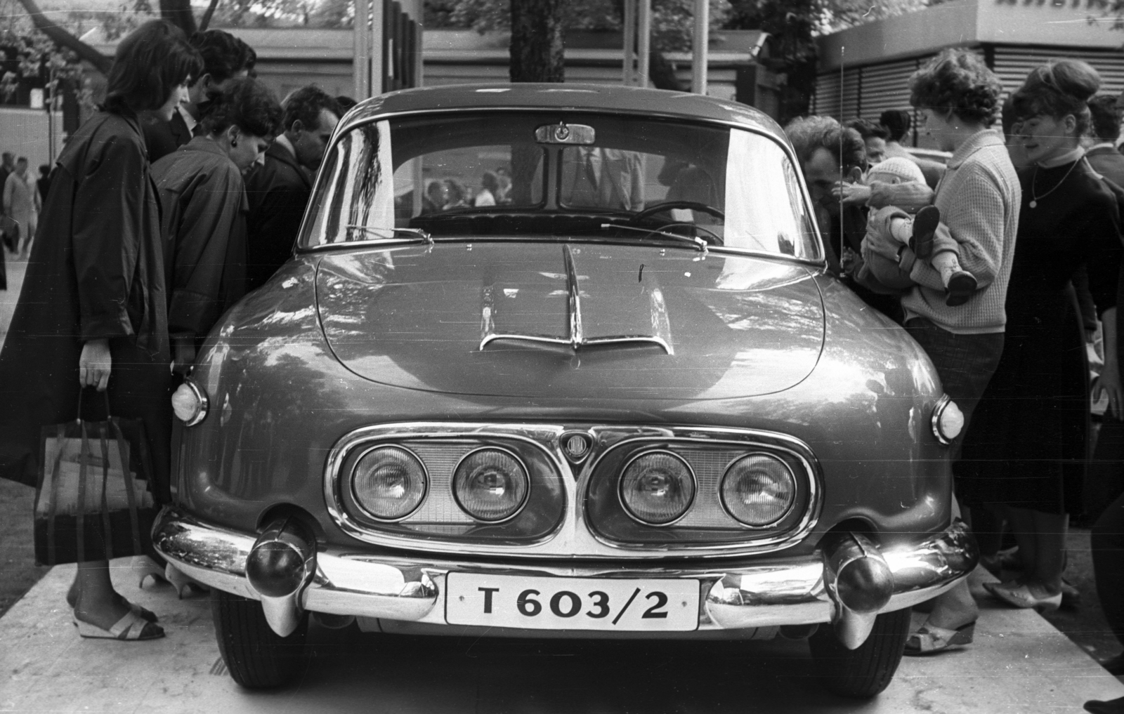 Hungary, Budapest XIV., csehszlovák gyártmányú Tátra 603/2 típusú személygépkocsi., 1965, Pálinkás Zsolt, Czechoslovak brand, Tatra-brand, international fair, hairdo, automobile, Budapest, Fortepan #31536