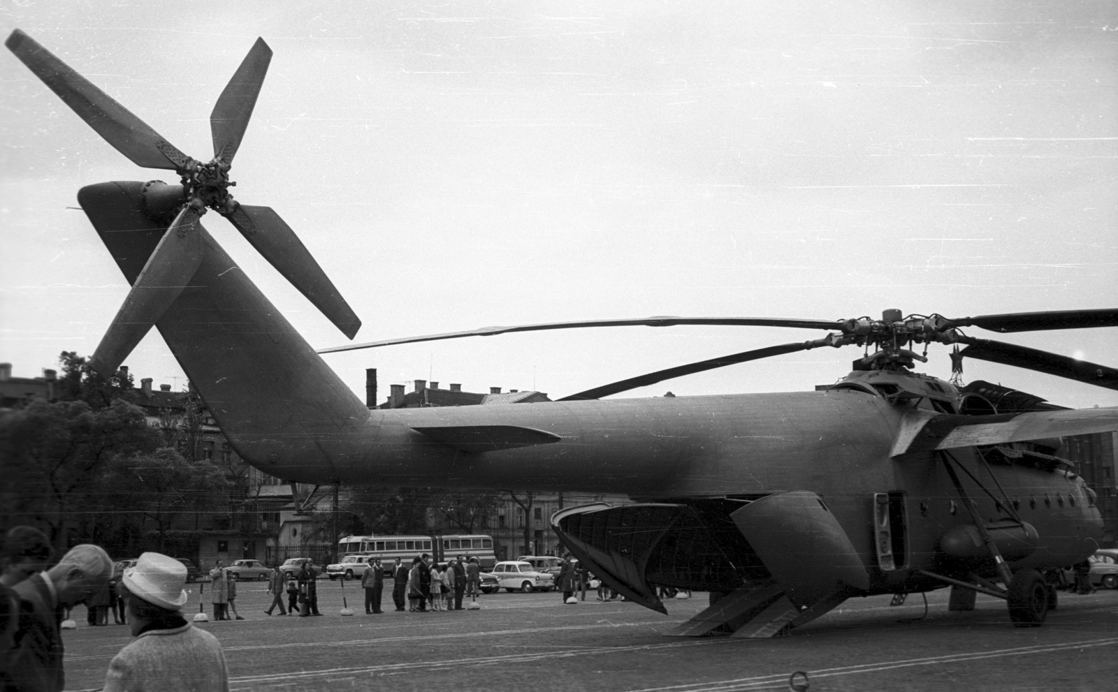Hungary, Budapest XIV., Dózsa György út, Felvonulási tér, Mi-6 típusú szovjet helikopter., 1965, Pálinkás Zsolt, hat, Soviet brand, helicopter, Mil-brand, Budapest, Fortepan #31541
