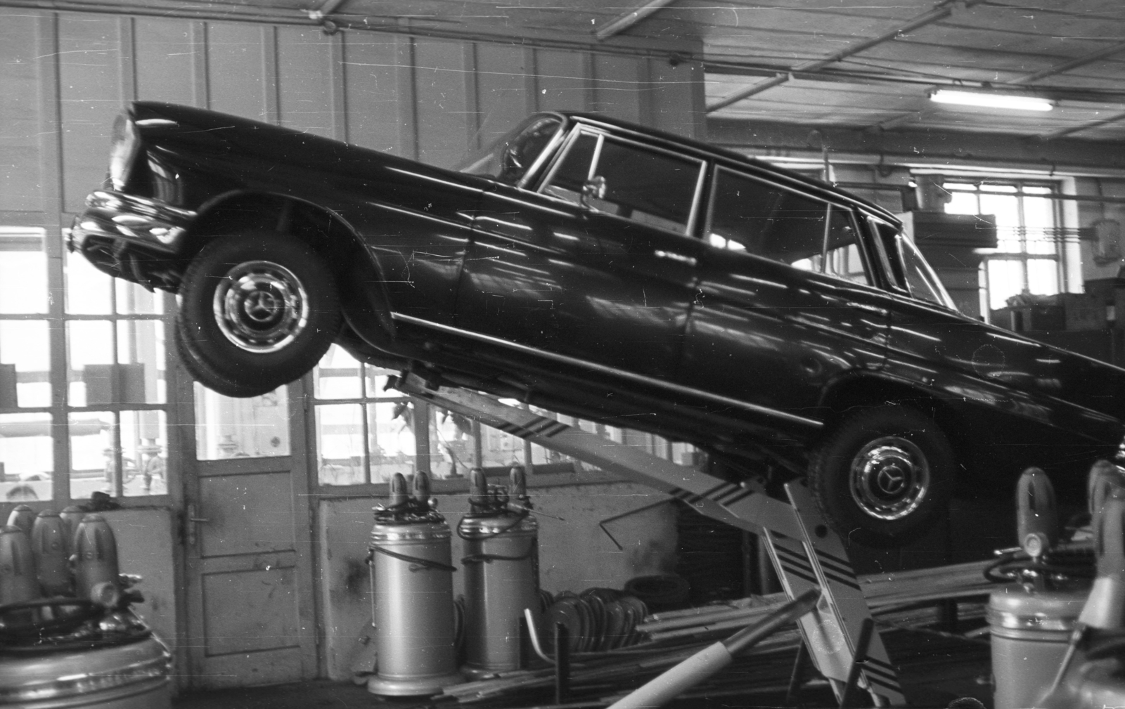 Mercedes-Benz W111 (1959-68) típusú személygépkocsi., 1966, Pálinkás Zsolt, Gerrman brand, Mercedes-brand, szervíz, mechanic, workshop, automobile, hydraulic jack, Fortepan #31547