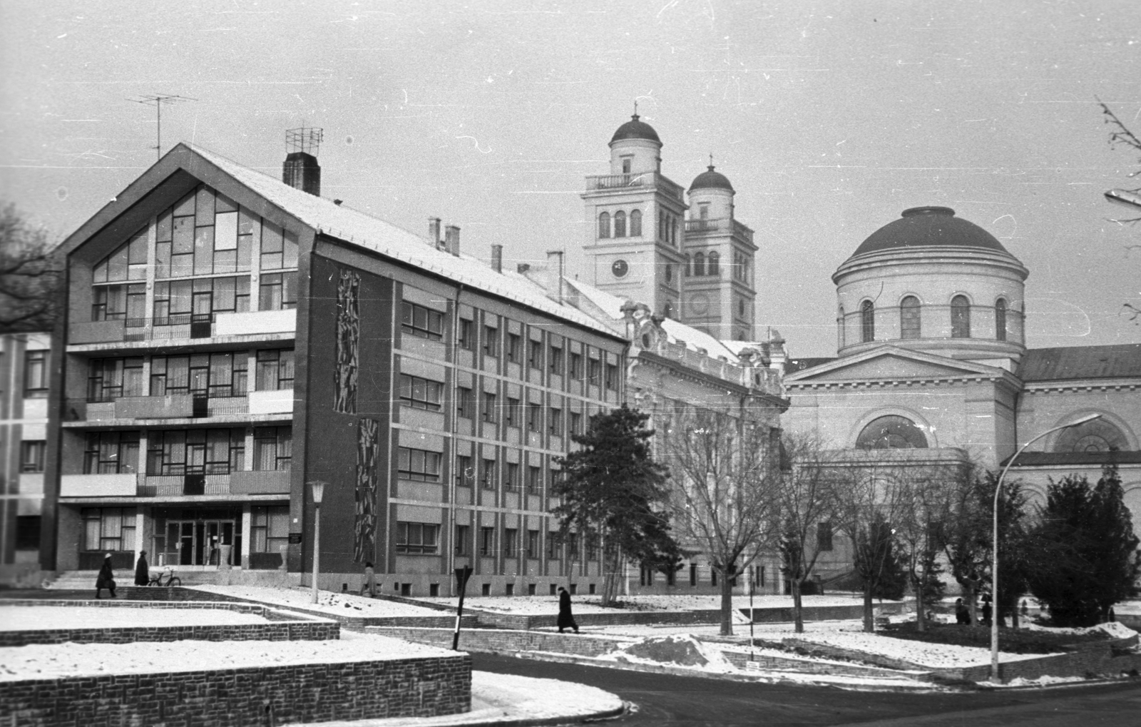 Magyarország, Eger, Hatvani kapu (Lenin) tér, háttérben a Főszékesegyház., 1969, Pálinkás Zsolt, tél, Bazilika, antenna, klasszicizmus, mozaik, székesegyház, Hild József-terv, harangtorony, Fortepan #31558