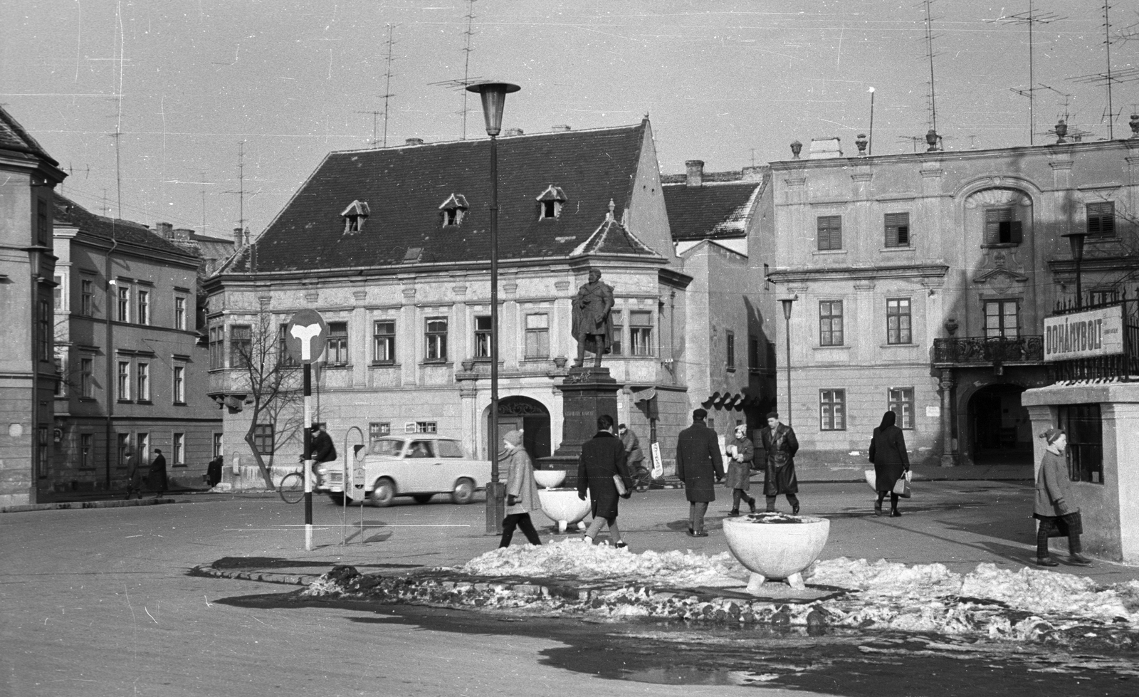 Hungary, Győr, Bécsi kapu (Köztársaság) tér, Kisfaludy Károly szobra (Mátrai Lajos György, 1892.). Háttérben a Szabadsajtó utca torkolatánál az Altabak-ház és az Ott-ház., 1969, Pálinkás Zsolt, ad, winter, sculpture, Károly Kisfaludy-portrayal, Fortepan #31566