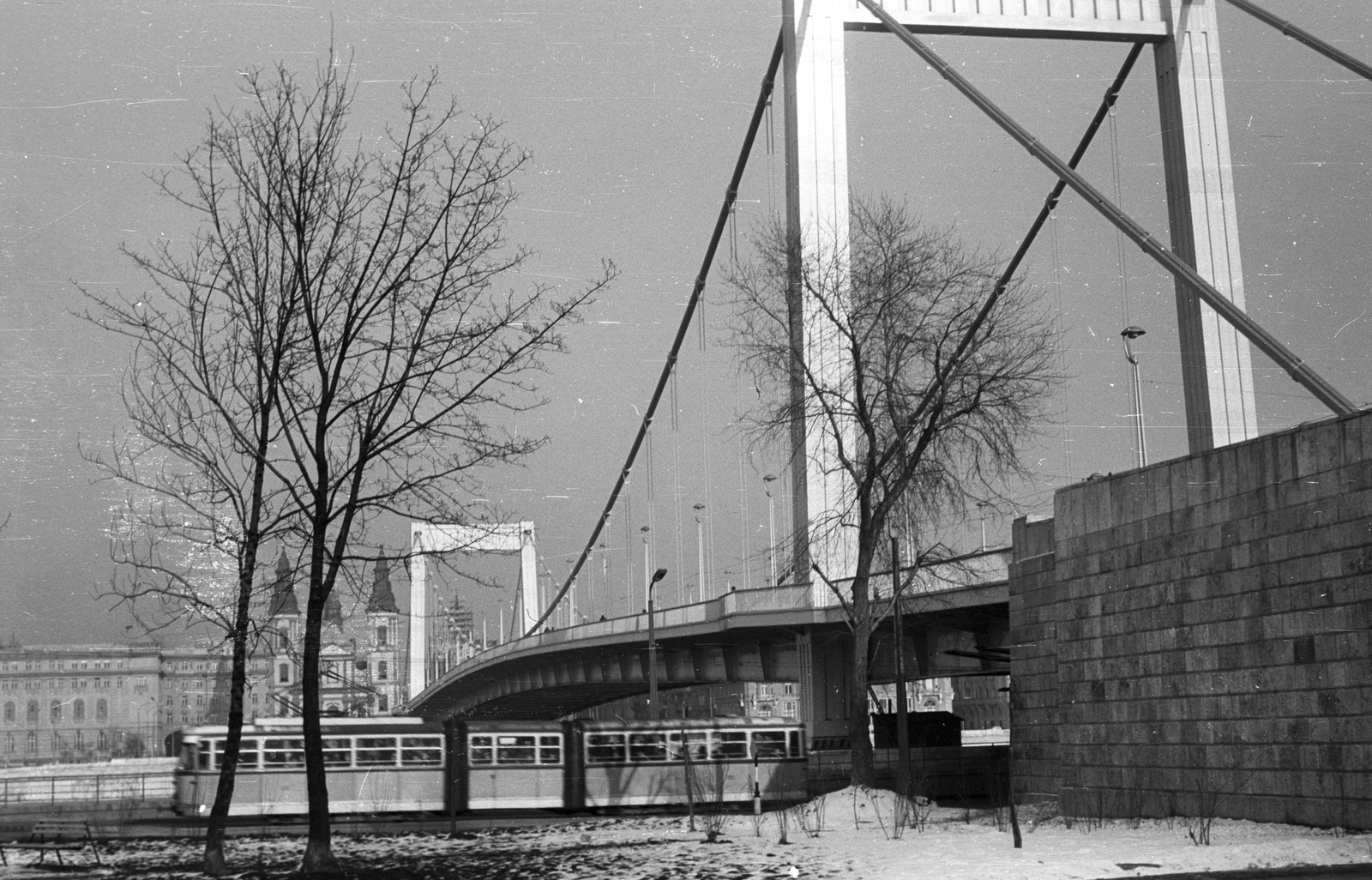 Hungary, Budapest I., Döbrentei tér, Erzsébet híd., 1969, Pálinkás Zsolt, winter, church, tram, Budapest, suspension bridge, Pál Sávoly-design, Fortepan #31569