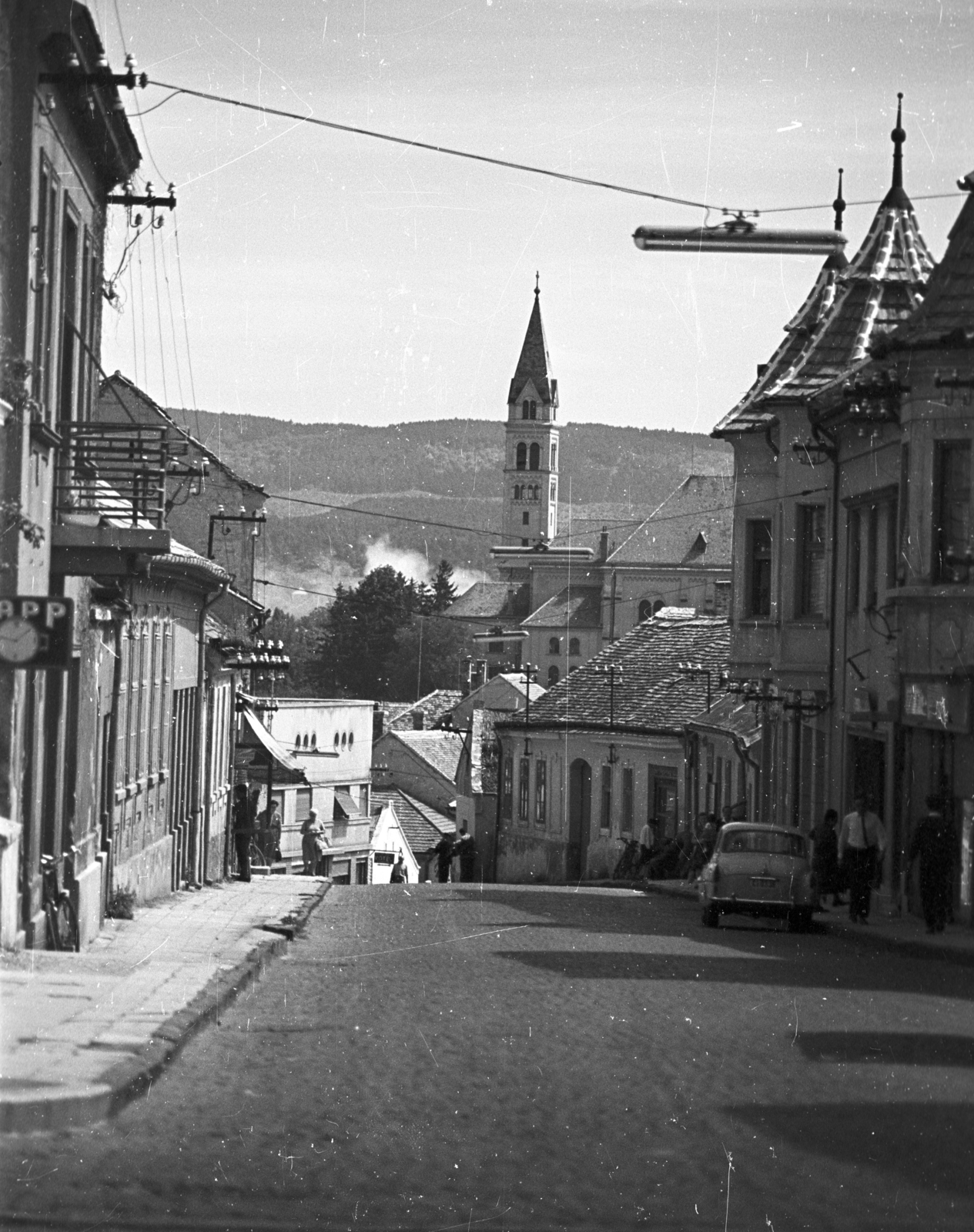 Magyarország,Balaton, Keszthely, Szalasztó utca, háttérben a Karmelita-templom és a Keszthelyi-hegység., 1965, Pálinkás Zsolt, templom, utcakép, Skoda Octavia, neon lámpa, Kármeliták, Fortepan #31572