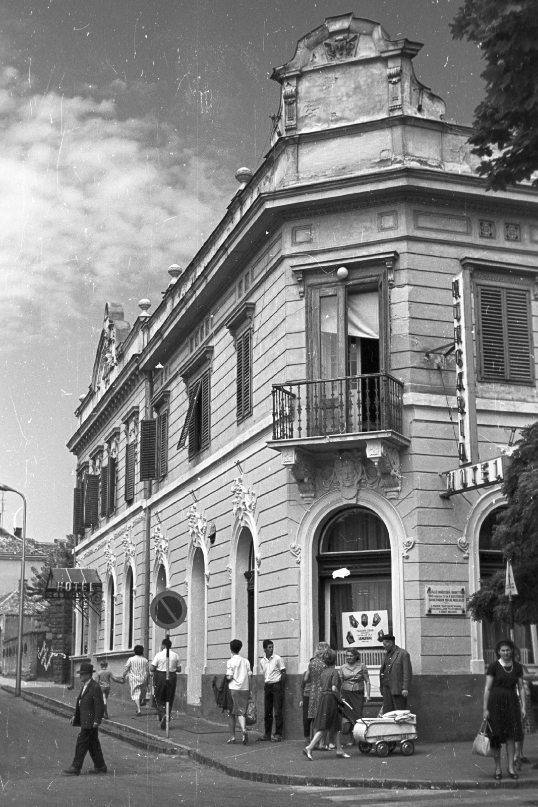 Magyarország,Balaton, Keszthely, Fő tér, Hungária Szálloda., 1965, Pálinkás Zsolt, babakocsi, járókelő, utcakép, életkép, neonreklám, emléktábla, Fortepan #31575
