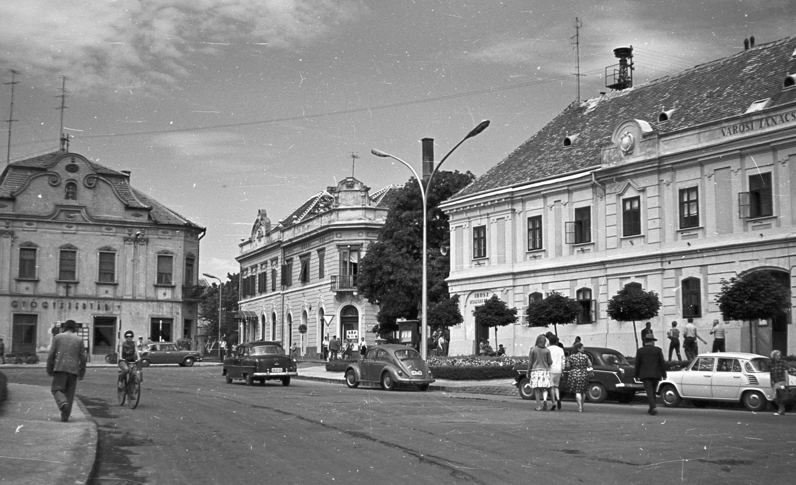 Hungary,Lake Balaton, Keszthely, Fő tér, jobbra a Városháza., 1965, Pálinkás Zsolt, transport, bicycle, Czechoslovak brand, German brand, Soviet brand, Opel-brand, street view, genre painting, Skoda-brand, Moskvitch-brand, Volkswagen-brand, pharmacy, aerial, lamp post, crest, public building, automobile, Volkswagen Beetle, siren, Fortepan #31576