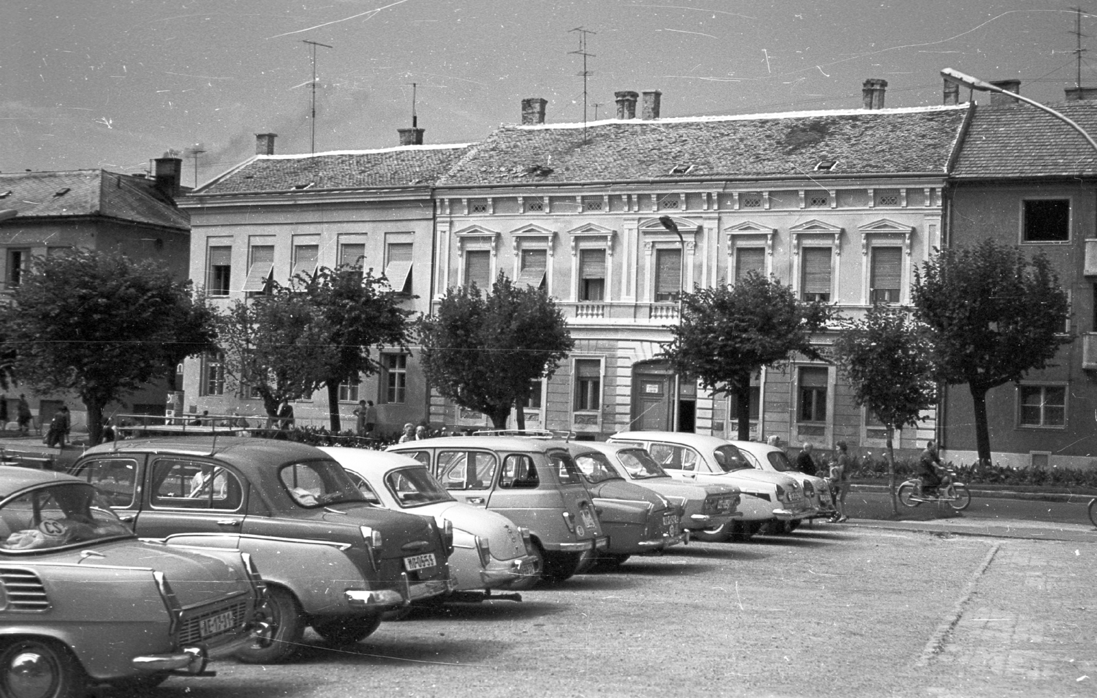 Hungary,Lake Balaton, Keszthely, Fő tér., 1965, Pálinkás Zsolt, Skoda-brand, Renault-brand, Moskvitch-brand, Wartburg-brand, car park, aerial, scooter, automobile, M21 Wolga, number plate, country code sign, Fortepan #31577