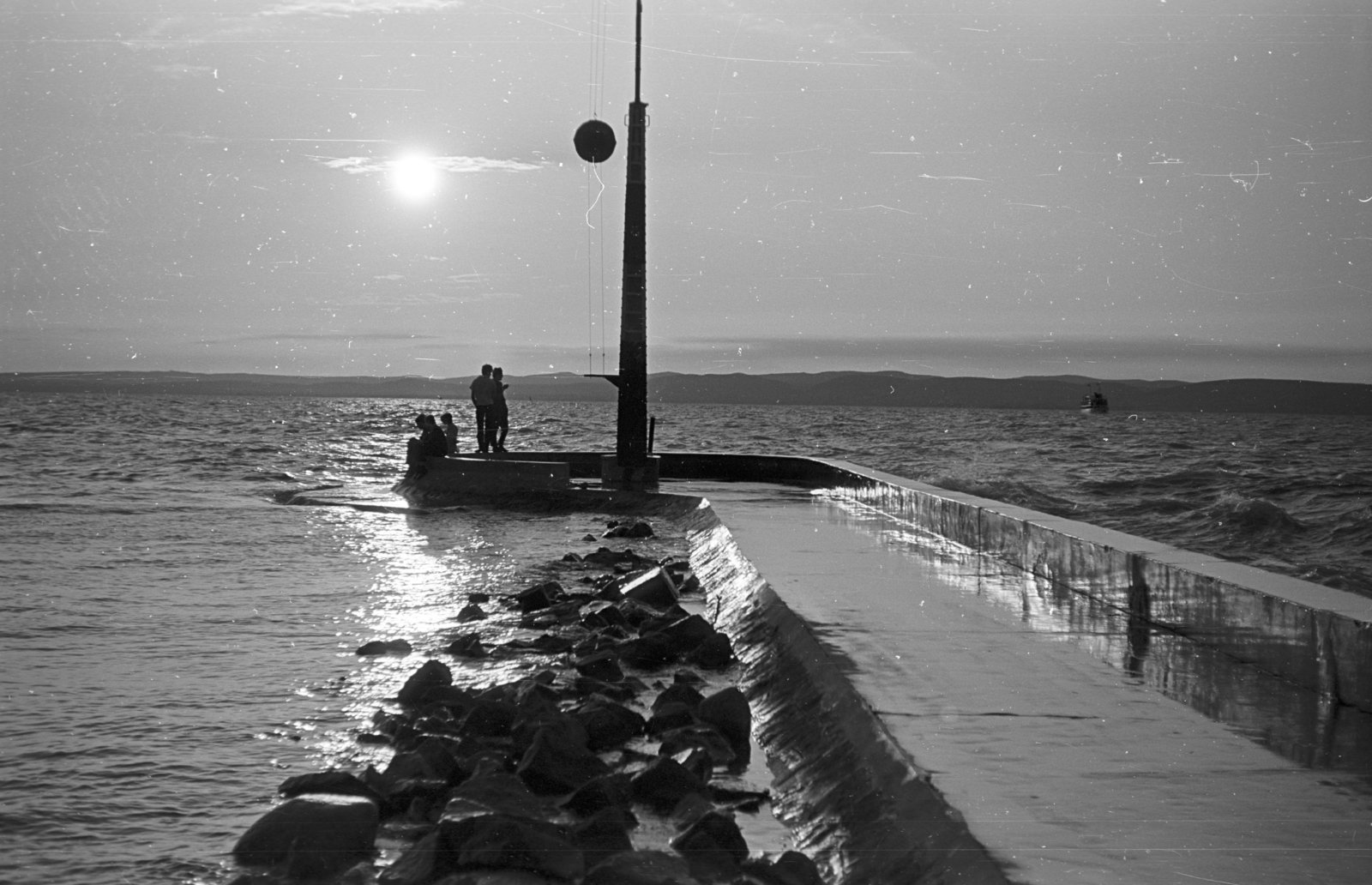 Magyarország,Balaton, Siófok, móló., 1965, Pálinkás Zsolt, napsütés, tó, kikötő, viharkosár, naplemente, viharjelzés, Fortepan #31582