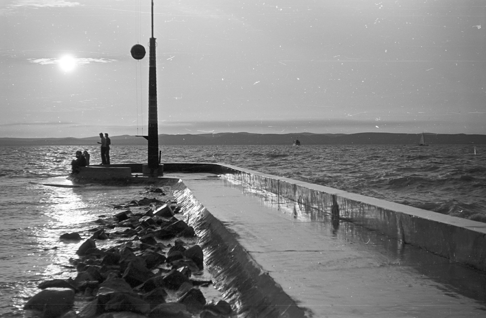 Hungary,Lake Balaton, Siófok, móló., 1965, Pálinkás Zsolt, sunshine, lake, port, dusk, storm warning, Fortepan #31583