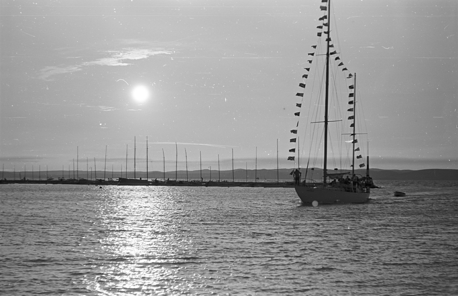 Hungary,Lake Balaton, Siófok, vitorláskikötő., 1965, Pálinkás Zsolt, sailboat, sunshine, lake, water surface, Fortepan #31584