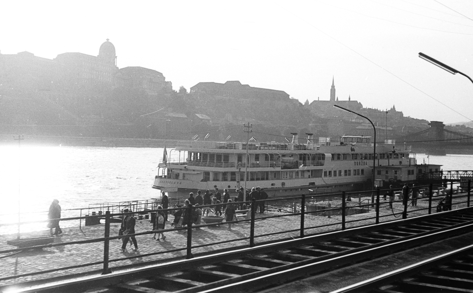 Hungary, Budapest V., pesti alsó rakpart a Petőfi térnél, a hajóállomáson a csehszlovák Družba motoros személyszállító hajó, a háttérben a budai Vár., 1964, Pálinkás Zsolt, ship, sunshine, picture, port, Družba ship, Budapest, Fortepan #31590