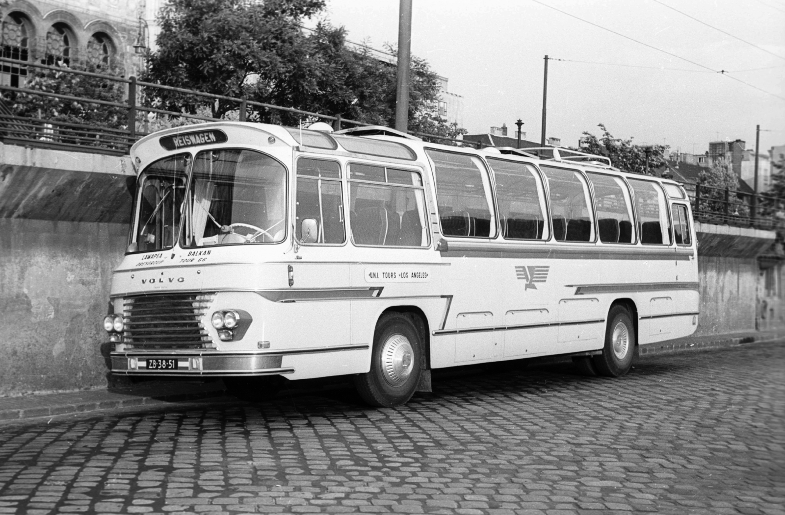 Hungary, Budapest V., pesti alsó rakpart, háttérben a Vigadó és az UVATERV épülete., 1967, Pálinkás Zsolt, bus, Volvo-brand, Frigyes Feszl-design, damaged building, cobblestones, modern architecture, Budapest, István Nyiri-design, events' center, Fortepan #31598