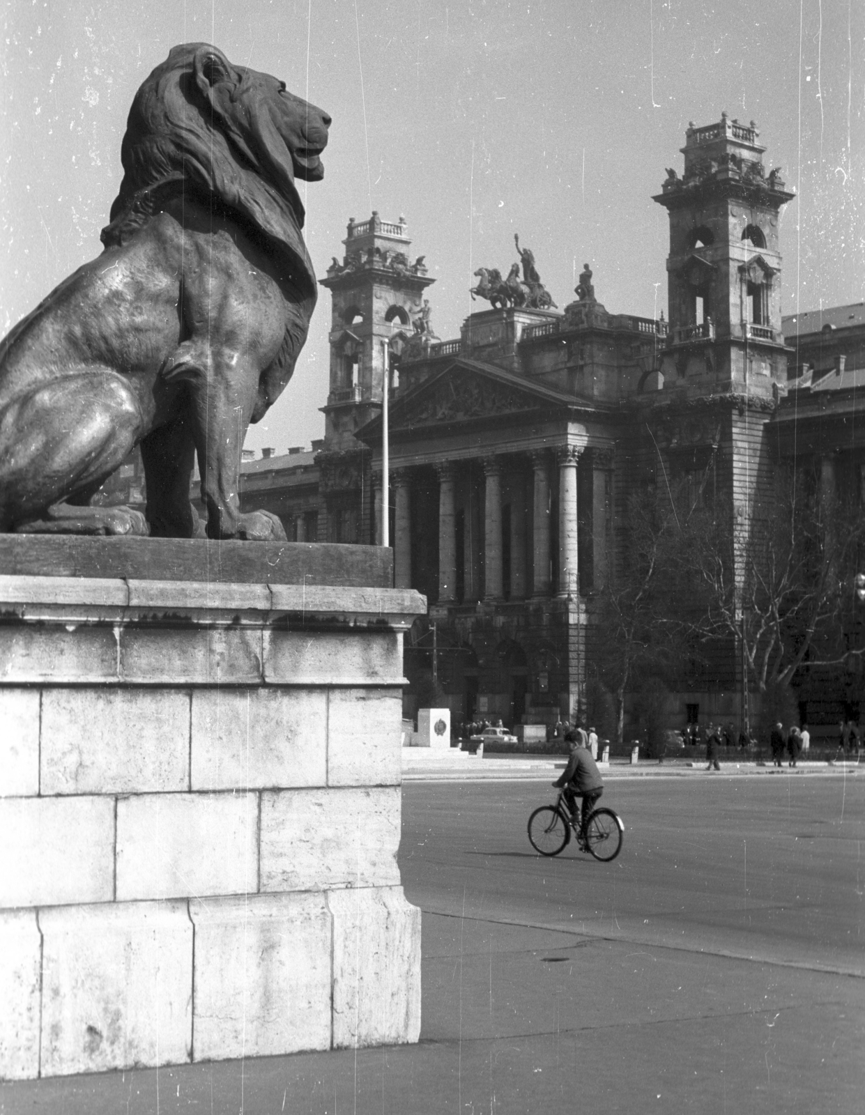 Hungary, Budapest V., Kossuth Lajos tér, oroszlán szobor a Parlament lépcsőjénél. Háttérben az Igazságügyi Palota (ekkor Magyar Nemzeti Galéria és az MSZMP Párttörténeti Intézete)., 1967, Pálinkás Zsolt, bicycle, sculpture, Alajos Hauszmann-design, lion, eclectic architecture, Budapest, Fortepan #31599