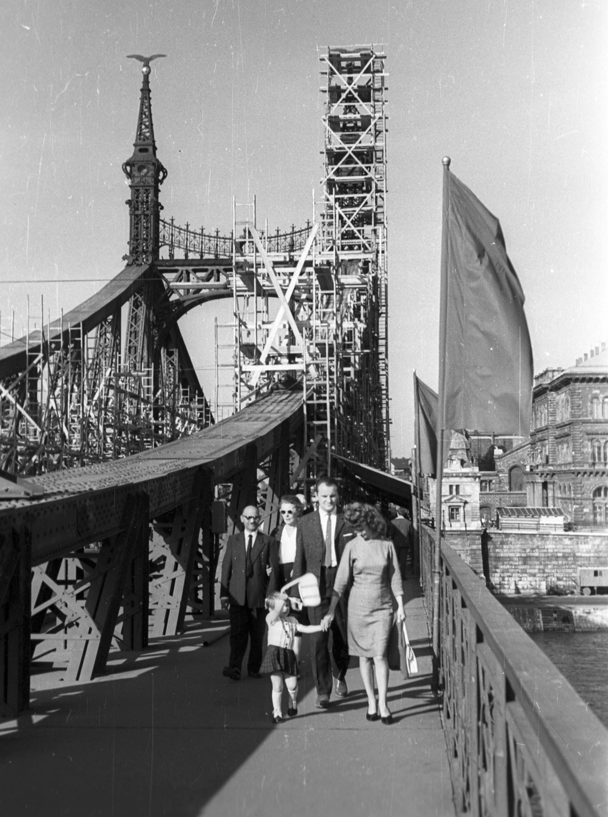Hungary, Budapest, Szabadság híd a pesti hídfő felé nézve., 1967, Pálinkás Zsolt, flag, scaffolding, Duna-bridge, János Feketeházy-design, Fortepan #31600
