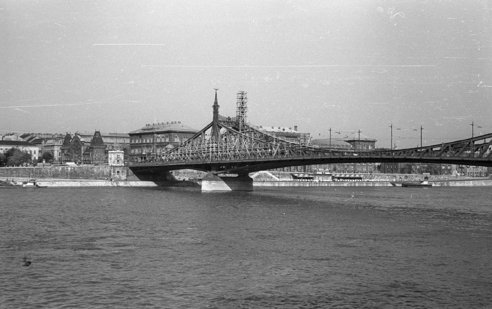 Magyarország, Budapest V.,Budapest IX., Szabadság híd a Fővám (Dimitrov) tér felé nézve., 1967, Pálinkás Zsolt, állvány, Duna, Budapest, Duna-híd, Feketeházy János-terv, Fortepan #31602