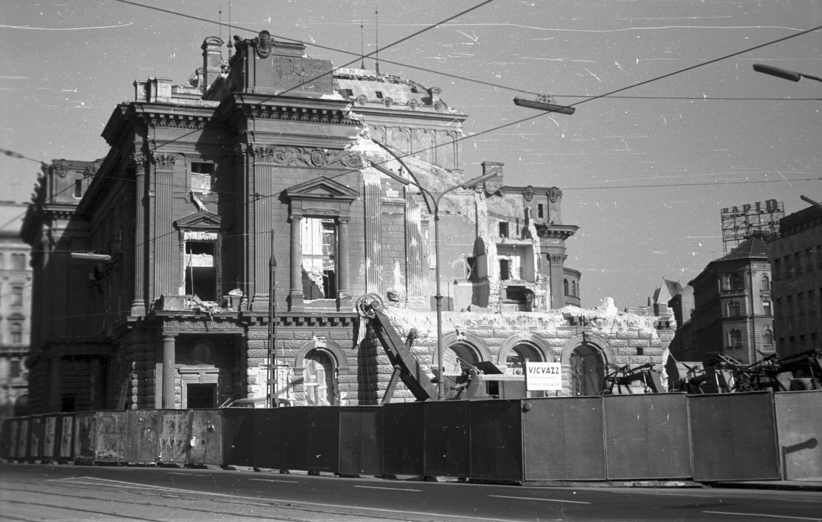 Magyarország, Budapest VIII., Blaha Lujza tér, a Nemzeti Színház bontása., 1965, Pálinkás Zsolt, színházművészet, nemzeti színház, épületbontás, neonreklám, Fellner és Helmer-terv, pusztulás, eklektikus építészet, Budapest, Fortepan #31605