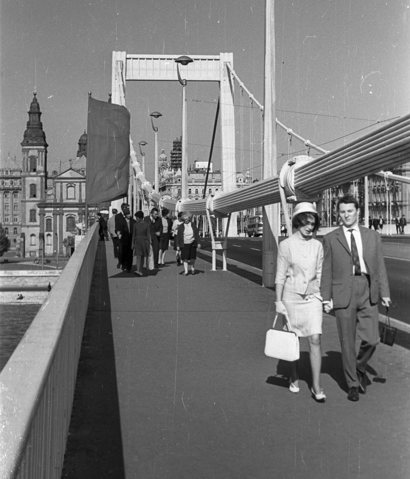 Hungary, Budapest, Erzsébet híd, háttérben a Belvárosi templom., 1967, Pálinkás Zsolt, fashion, bridge, flag, suspension bridge, Duna-bridge, Pál Sávoly-design, Fortepan #31606