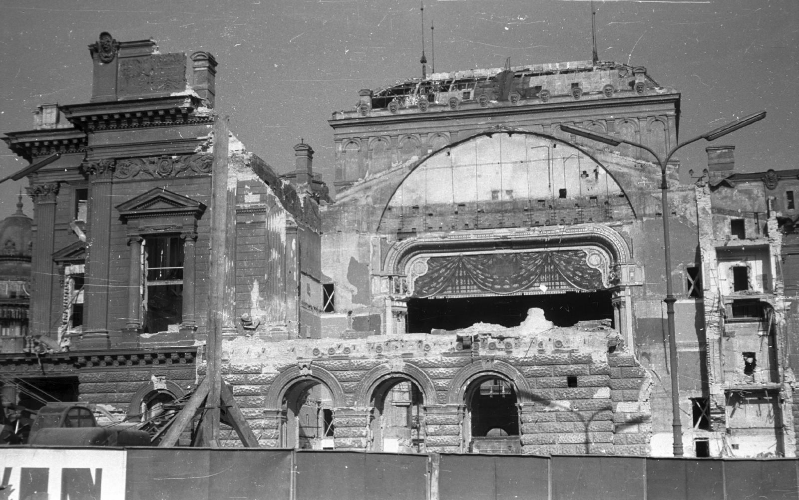 Hungary, Budapest VIII., Blaha Lujza tér, a Nemzeti Színház bontása., 1965, Pálinkás Zsolt, art of theater, national theater, demolition, Fellner and Helmer-design, decay, eclectic architecture, Budapest, Fortepan #31610