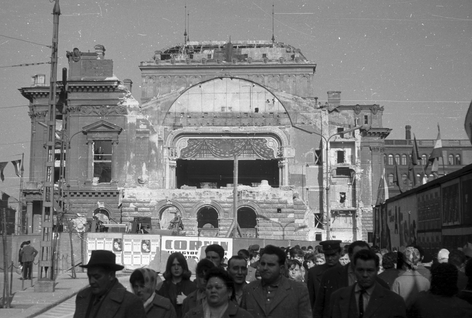 Hungary, Budapest VIII., Blaha Lujza tér, a Nemzeti Színház bontása., 1965, Pálinkás Zsolt, ad, art of theater, national theater, demolition, Fellner and Helmer-design, decay, Corvin Store, eclectic architecture, Budapest, Fortepan #31611