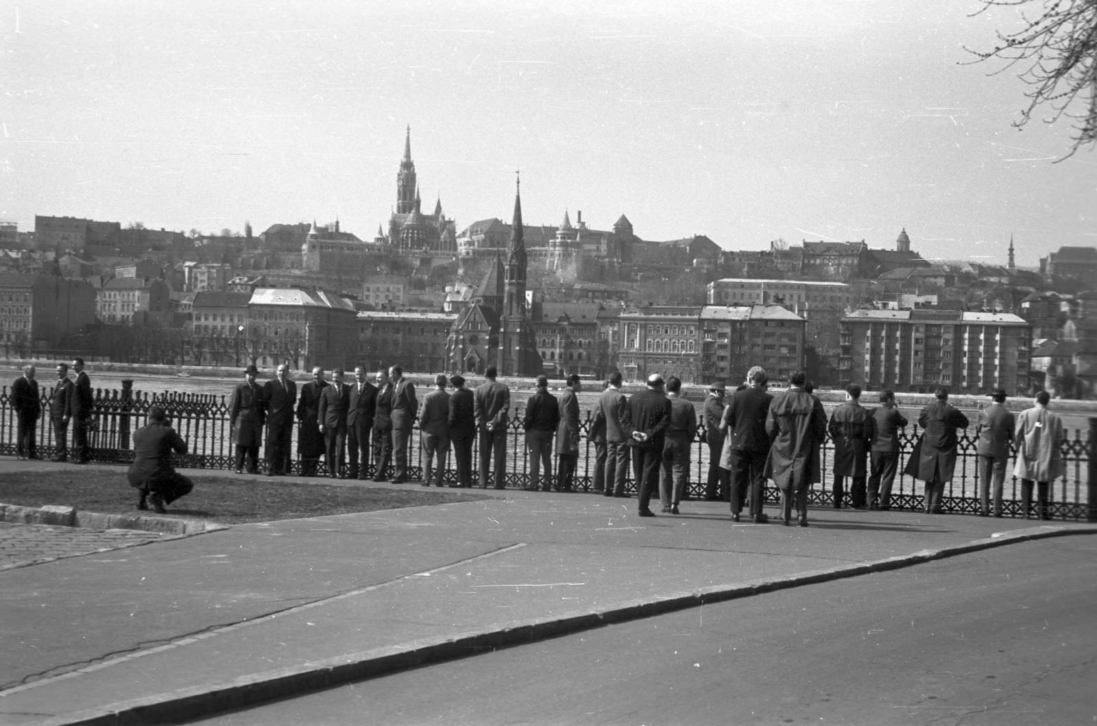 Hungary, Budapest V., Kossuth Lajos tér déli része a Parlament mellett, szemben a budai Duna-part., 1967, Pálinkás Zsolt, men, delegation, Budapest, Fortepan #31614