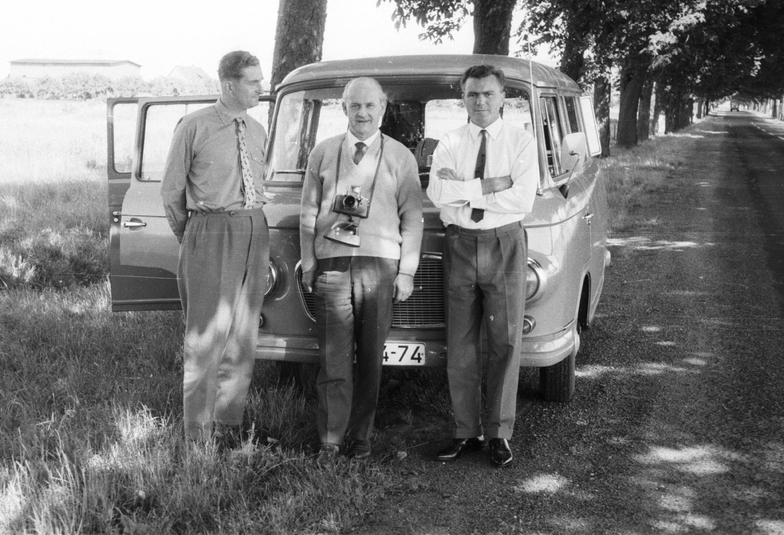 1967, Pálinkás Zsolt, German brand, Barkas-brand, alley, camera, minivan, Ihagee-brand, hands behind the back, arms crossed over the chest, Fortepan #31616
