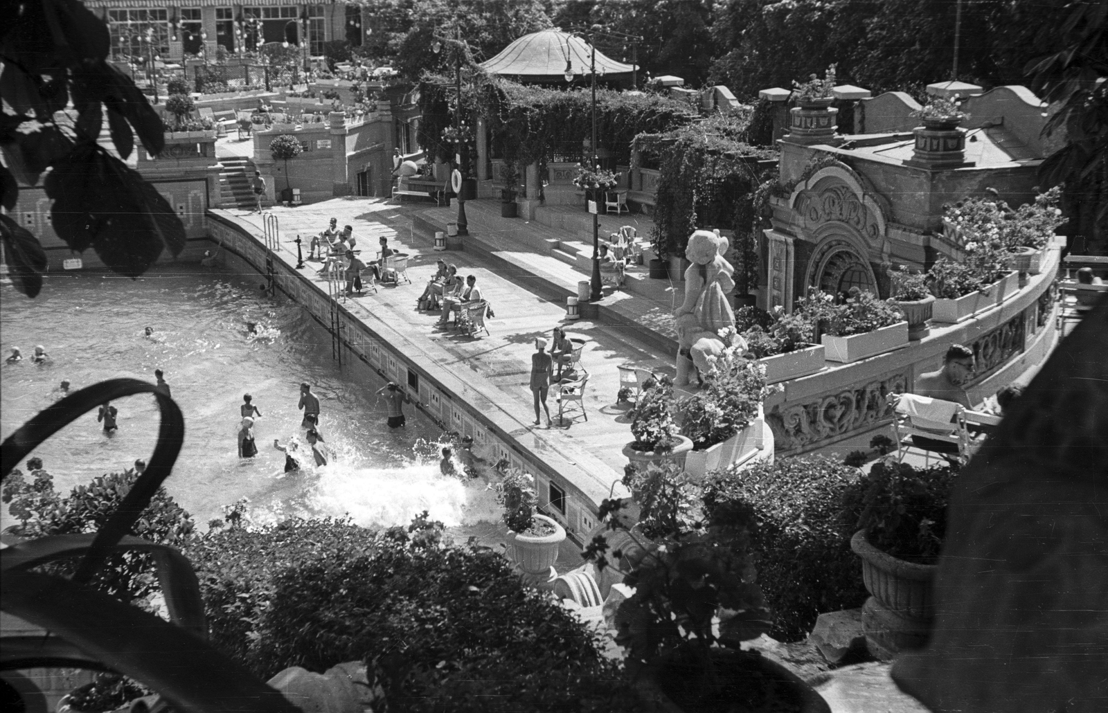 Hungary, Budapest XI., Gellért Gyógyfürdő., 1939, Ludovika, pool, wave pool, swimming pool, Secession, summer, Budapest, Bath house, Art Nouveau architecture, Fortepan #3162