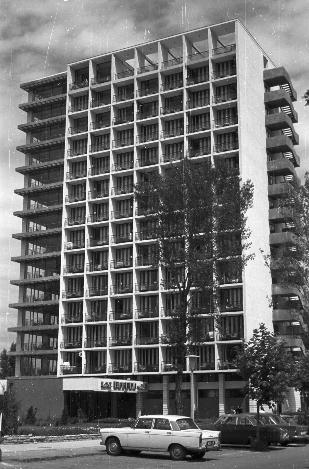 Hungary,Lake Balaton, Siófok, Petőfi sétány, Európa Szálló., 1967, Pálinkás Zsolt, hotel, French brand, automobile, Peugeot-brand, Fortepan #31620