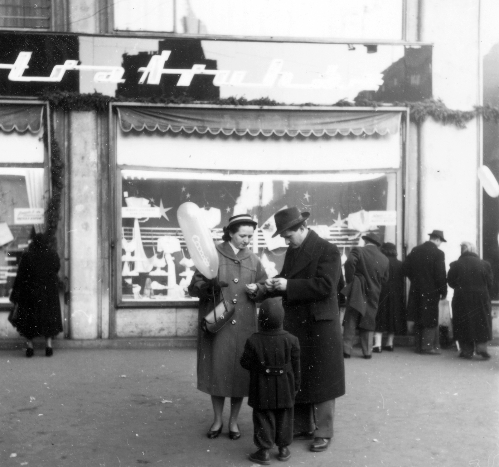 Hungary, Budapest VII., Rákóczi út 4., Extra Áruház., 1959, Bartók István, family, Show window, label, genre painting, baloon, Budapest, Fortepan #31642