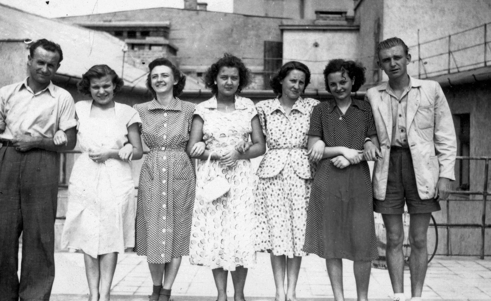 1951, Bartók István, fashion, yard, tableau, smile, women, men, handbag, hold upper arms, Fortepan #31651
