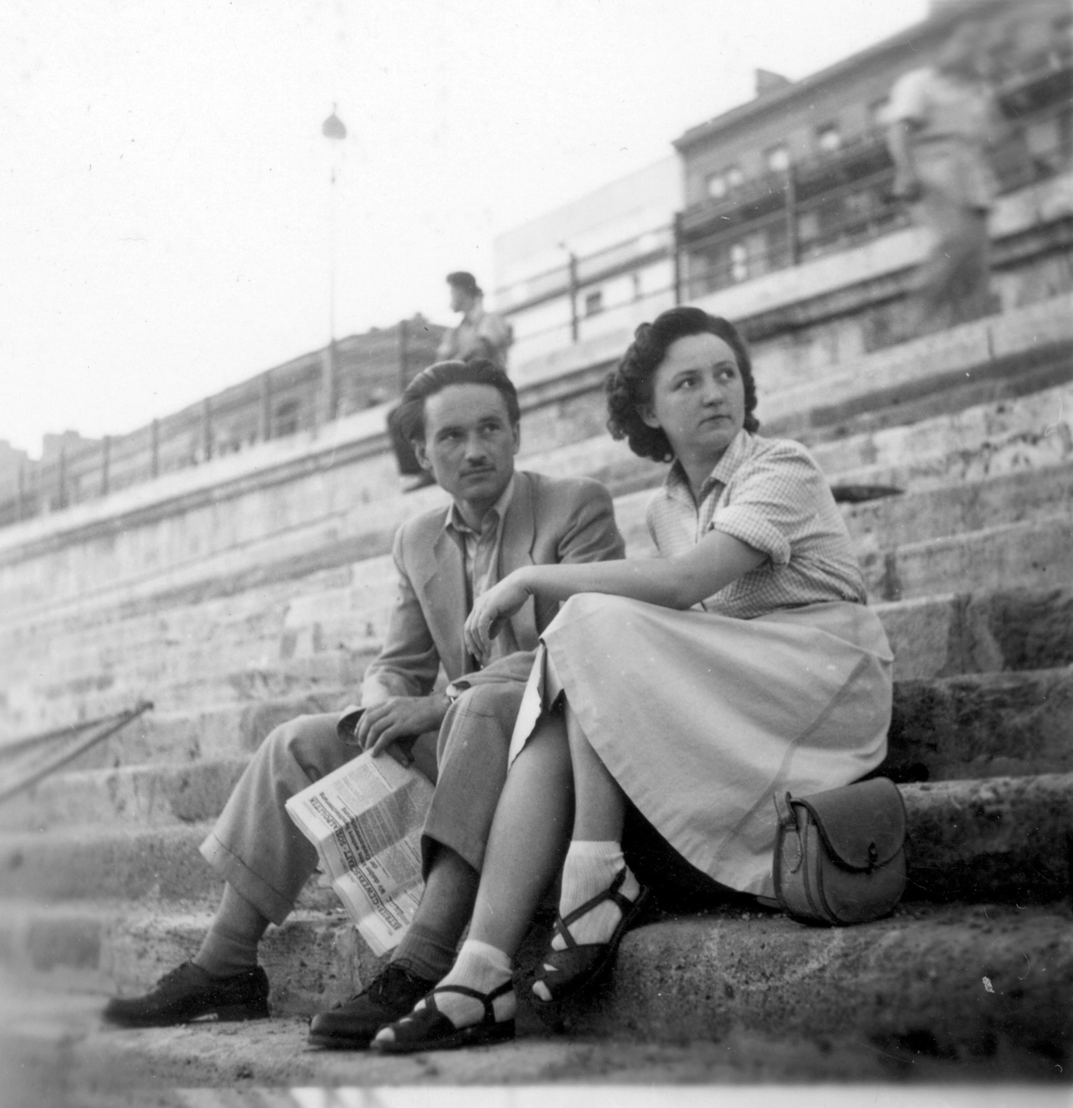 Hungary, Budapest V., Belgrád rakpart Fővám tér felőli vége., 1952, Bartók István, stairs, newspaper, man and woman, wharf, handbag, sandal, Budapest, sitting on stairs, Fortepan #31652