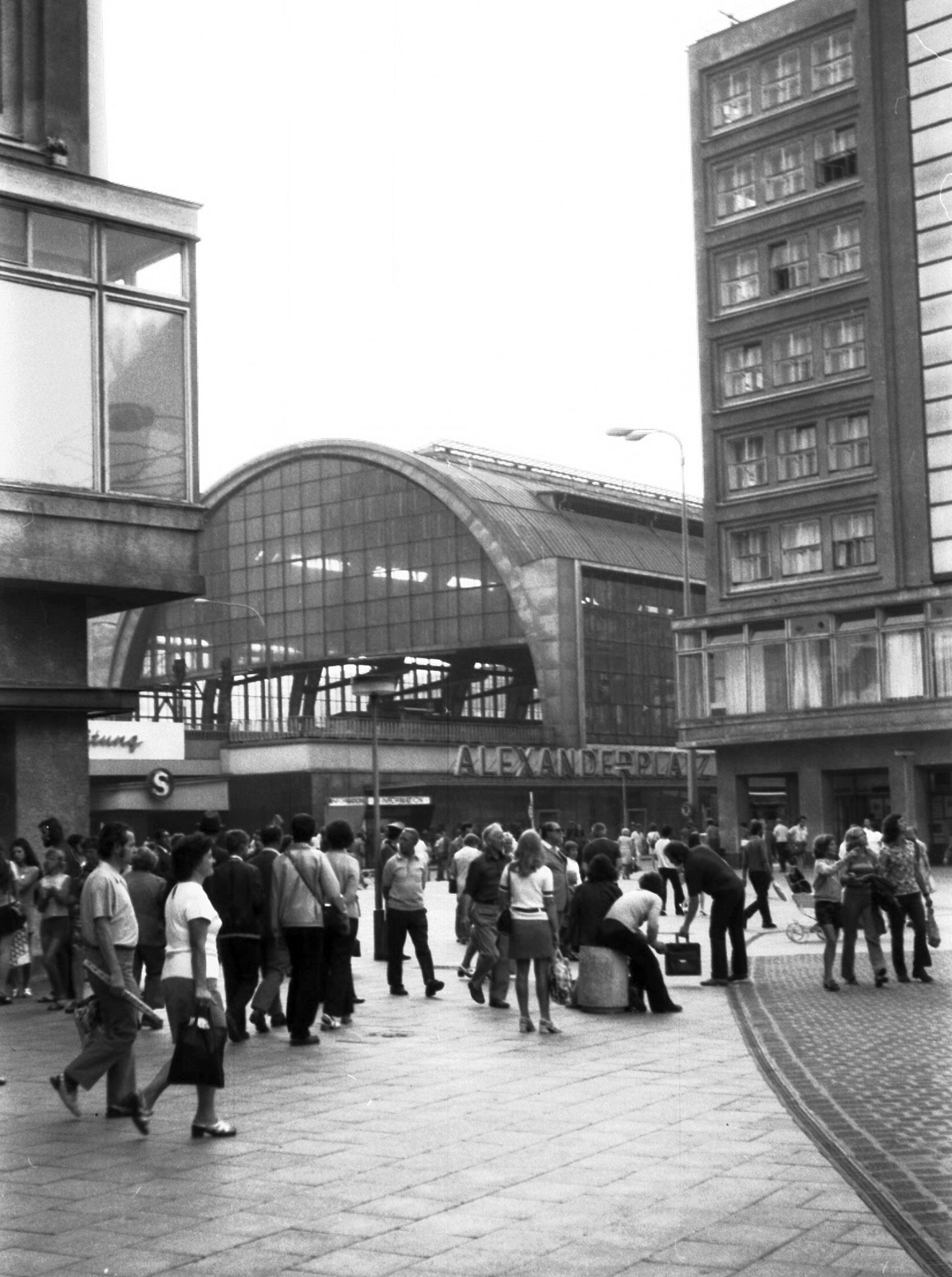 Germany, Berlin, Alexanderplatz, szemben a térről elnevezett pályaudvar., 1972, Beyer Norbert, transport, GDR, train station, East-Berlin, Peter Behrens-design, Johann Eduard Jacobsthal-design, Fortepan #31656
