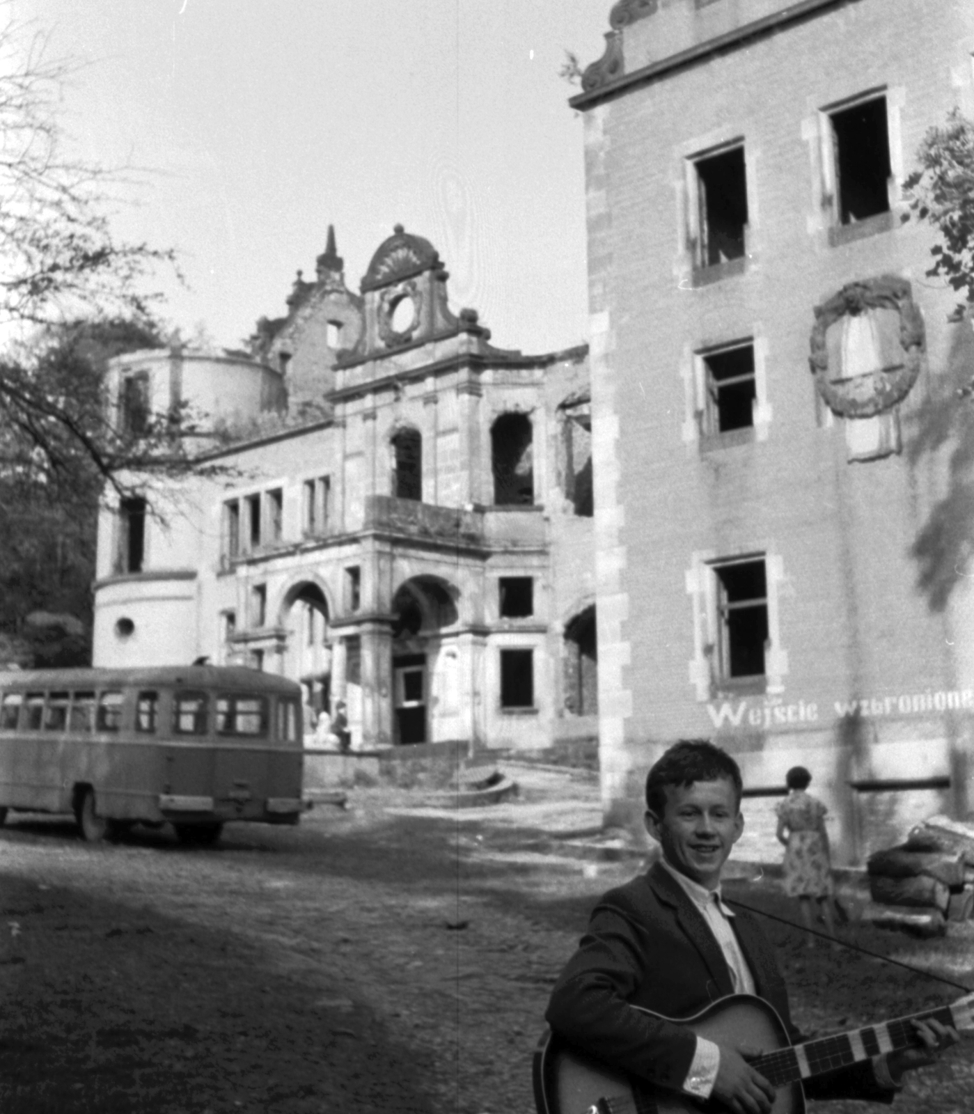 Poland, Repty Stare, a romos Donnersmack-kastély., 1964, Beyer Norbert, bus, youth, street view, guitar, Fortepan #31661