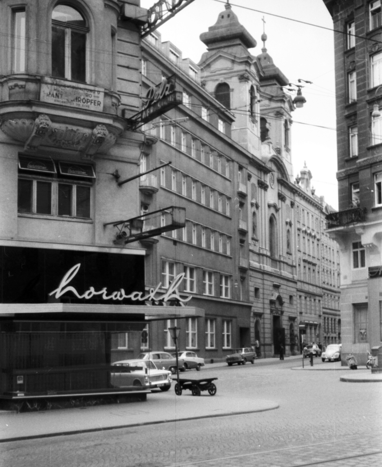 Austria, Vienna, Windmühlgasse a Mariahilfer Strasse felől nézve, háttérben a Laimgrubenkirche., 1964, Beyer Norbert, church, Fortepan #31667