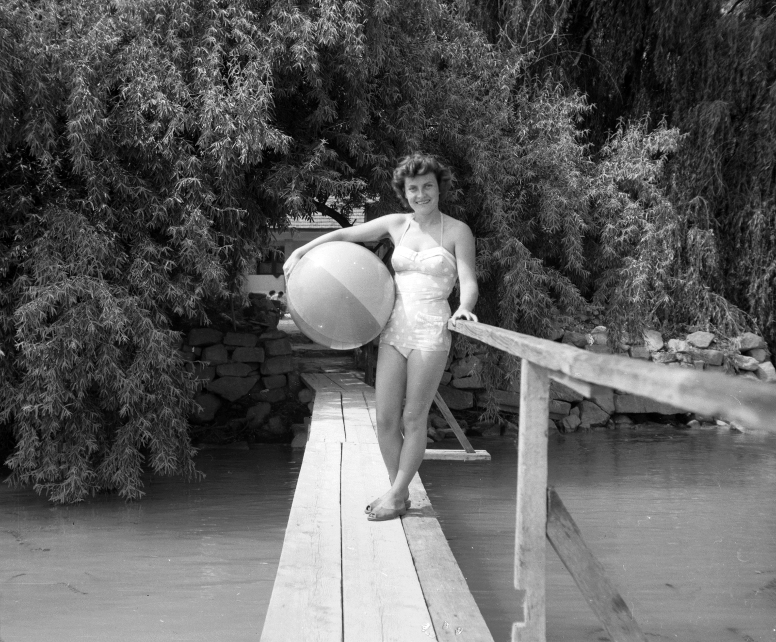 Magyarország, Balatonkenese, 1959, Beyer Norbert, portré, strand, fürdőruha, nyaralás, mosoly, strandlabda, hölgy, papucs, pöttyös ruha, Fortepan #31675