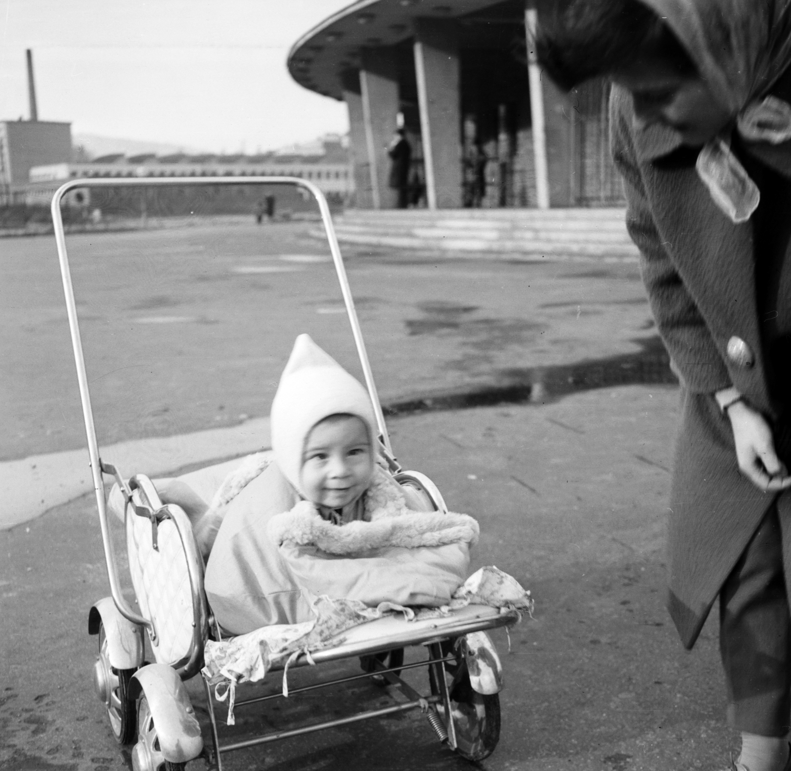 Hungary, Budapest XI., Edömér utca, a felvétel a Bartók Színpad (később Budai Parkszínpad) előtt készült., 1961, Beyer Norbert, baby carriage, street view, Budapest, Fortepan #31676