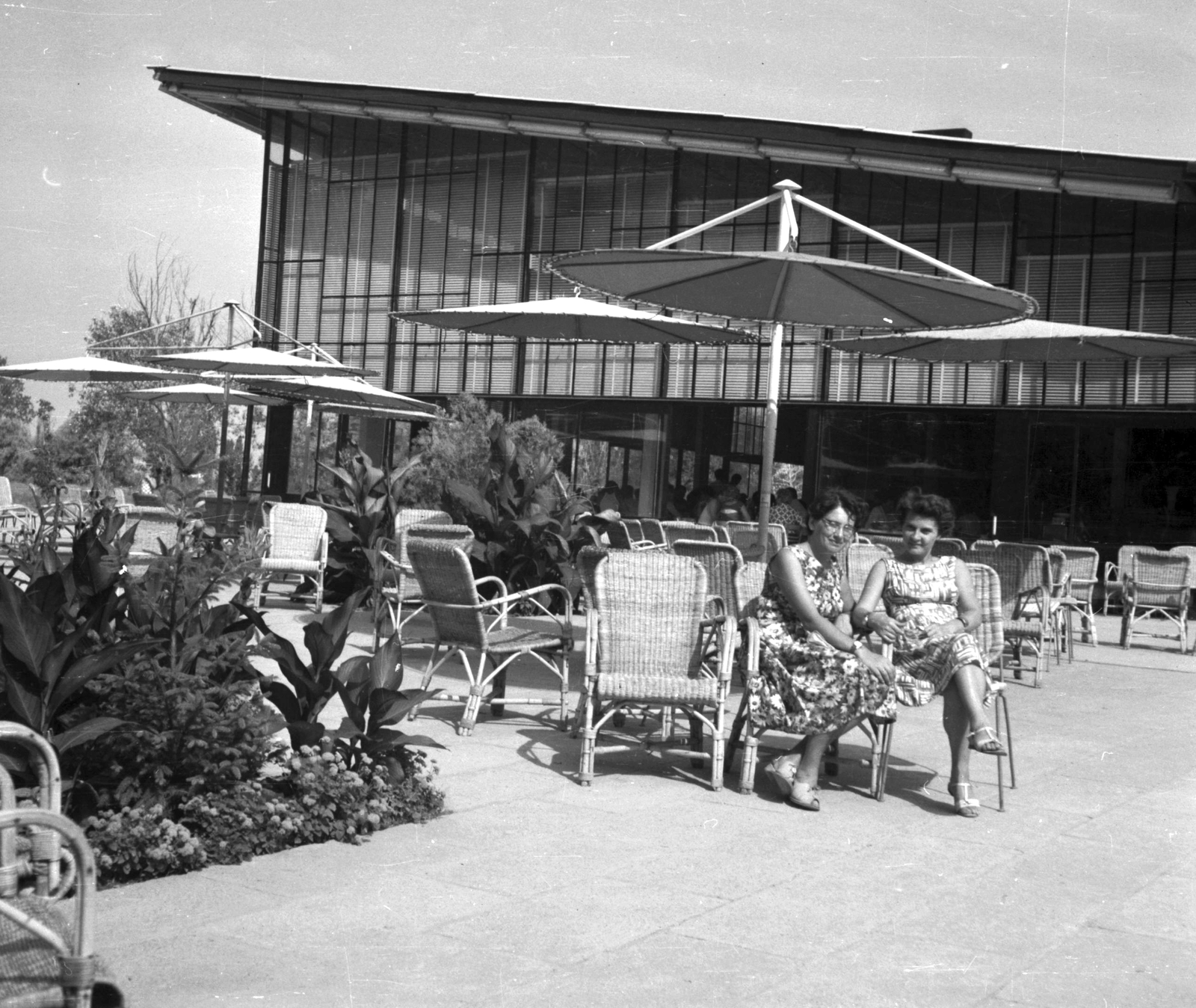 Hungary,Lake Balaton, Tihany, Motel étterem., 1960, Beyer Norbert, sunshades, wicker chair, restaurant, lady, sandal, summer dresses, Fortepan #31677