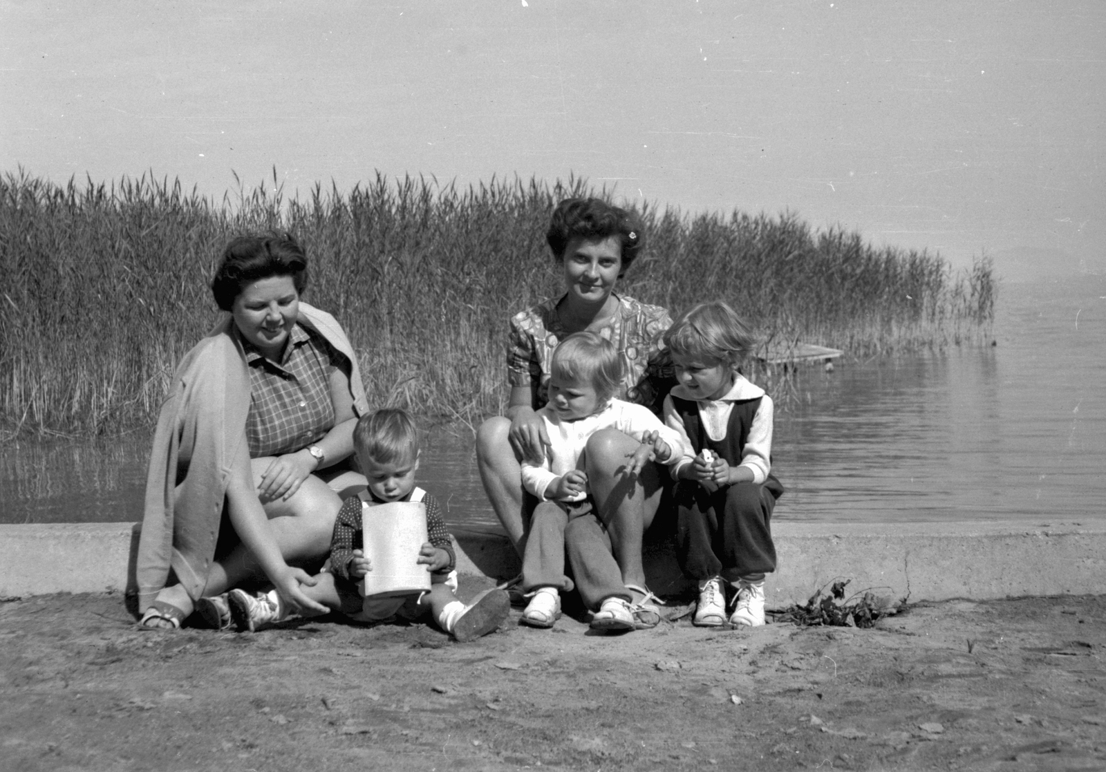 Hungary, Balatonfenyves, 1959, Beyer Norbert, tableau, women, kids, shore, reed, Fortepan #31678