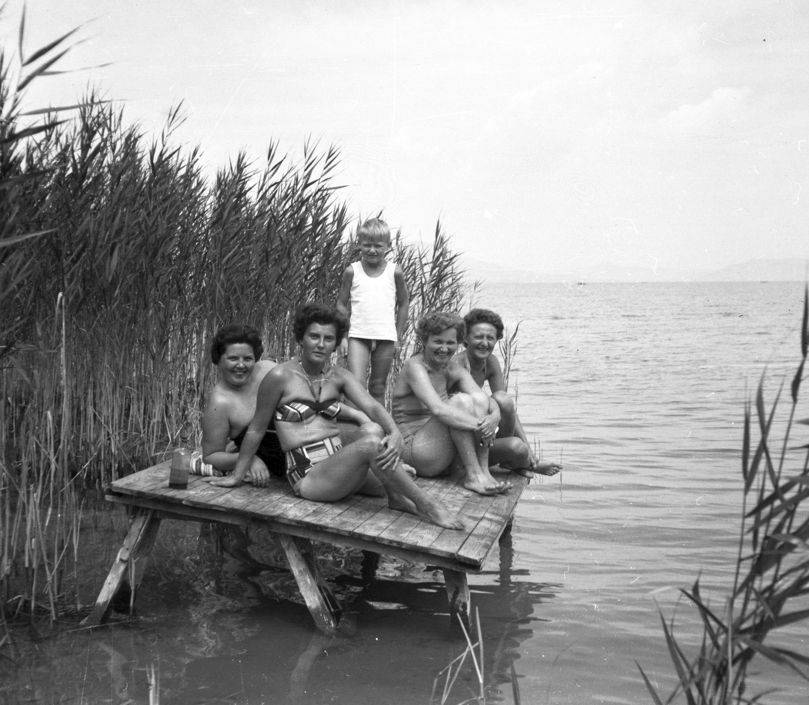 Hungary, Balatonfenyves, 1963, Beyer Norbert, holiday, tableau, women, pier, reed, kid, Fortepan #31683