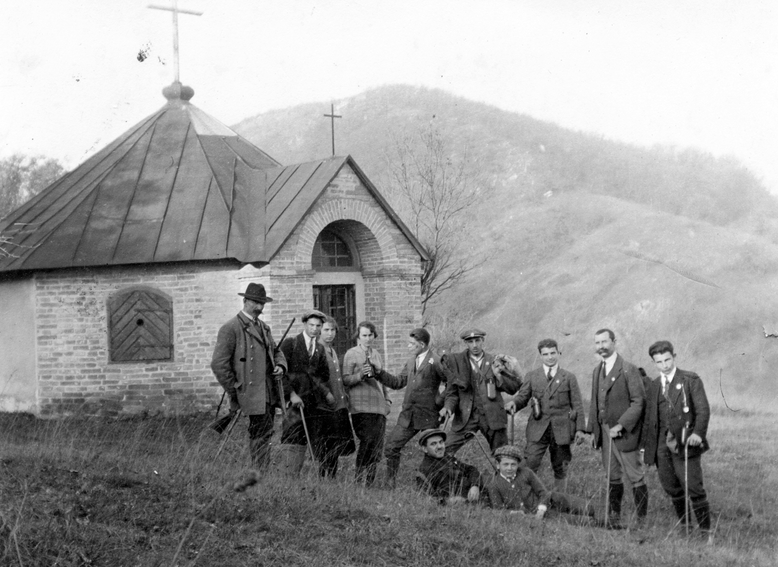Hungary, Csákvár, Kerek hegy, Kálvária kápolna., 1926, Fehérvári József, excursion, tableau, Fortepan #31687