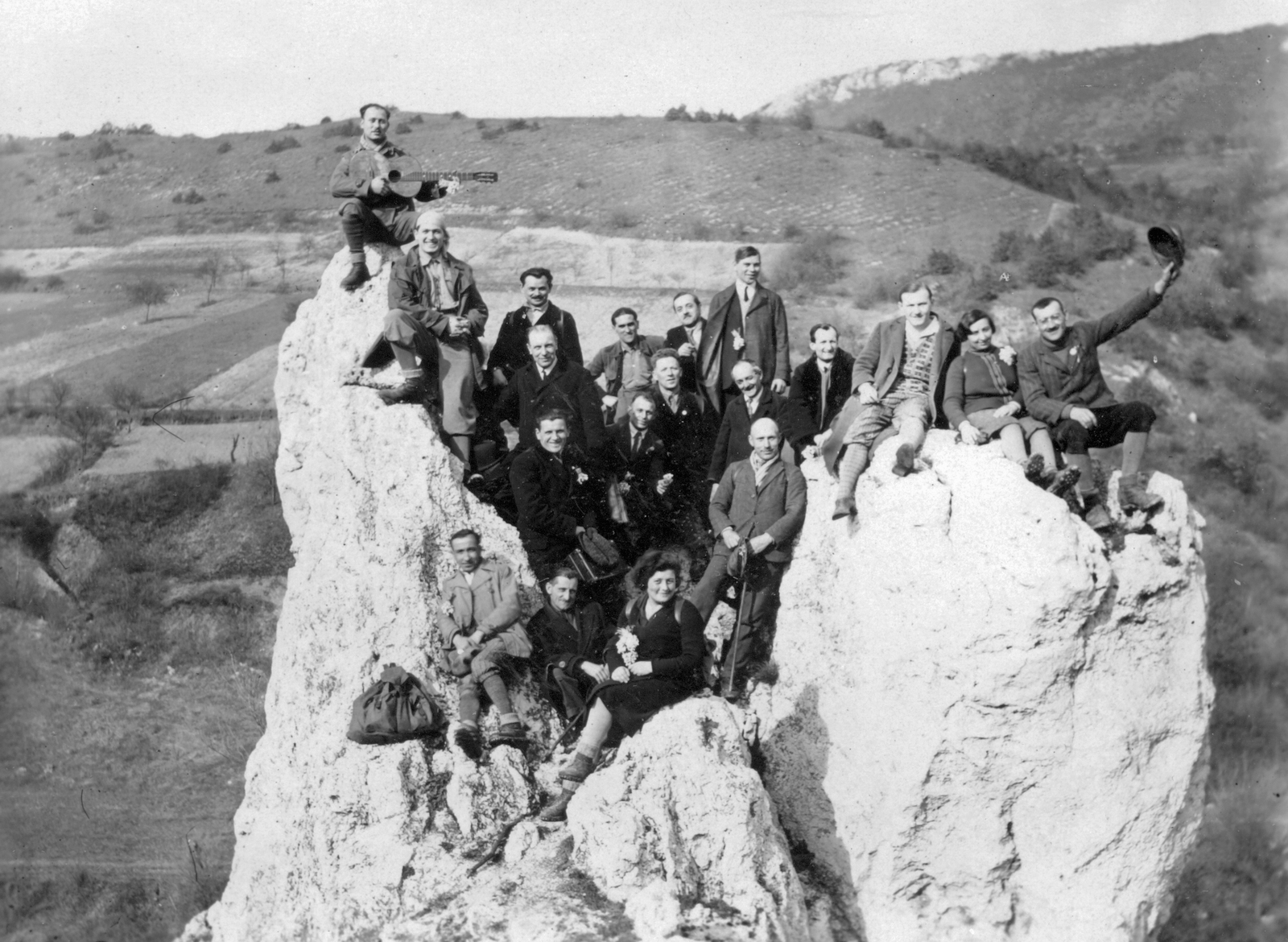 1935, Fehérvári József, hat, excursion, musical instrument, tableau, women, men, landscape, musician, backpack, walking cane, rock, hilltop, greeting, sitting on a rock, Fortepan #31697
