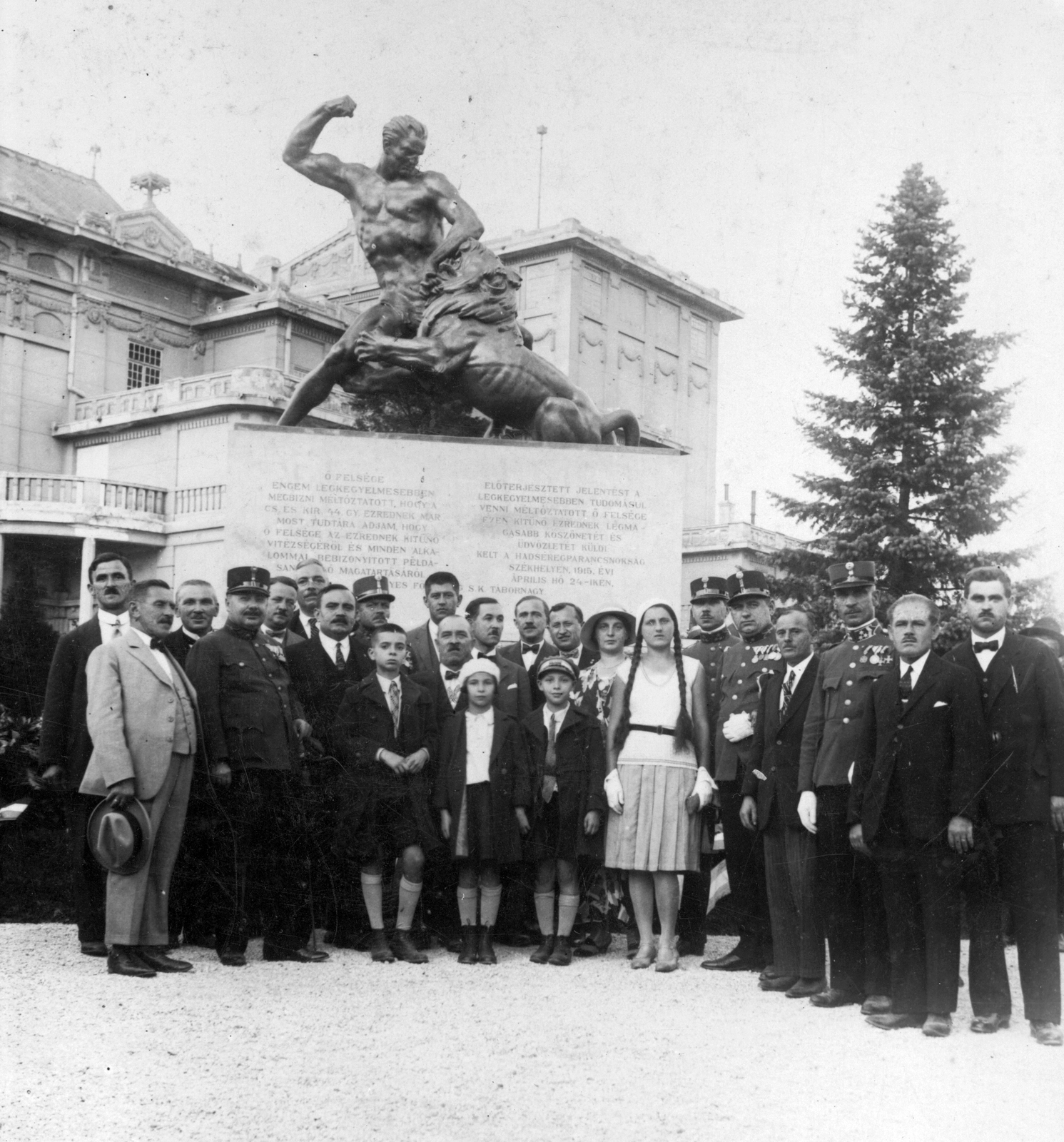 Hungary, Kaposvár, Rákóczi tér, a Somogy megyei 44. honvéd gyalogezred emlékműve, háttérben a Csiky Gergely színház., 1935, Fehérvári József, sculpture, monument, theater, Secession, Art Nouveau architecture, Ede Magyar-design, József Stahl-design, Fortepan #31700