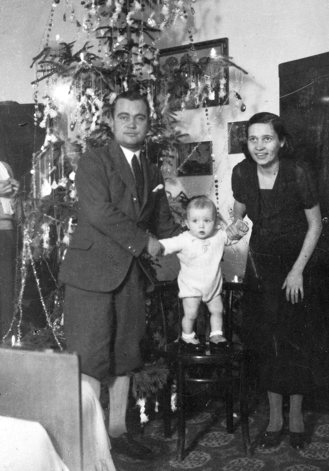 Hungary, Drégelypalánk, családi portré, a felvétel karácsony alkalmával készült., 1935, Scheidl Antal, Christmas, family, christmas tree, doll, tableau, newborn, man, woman, Fortepan #31707