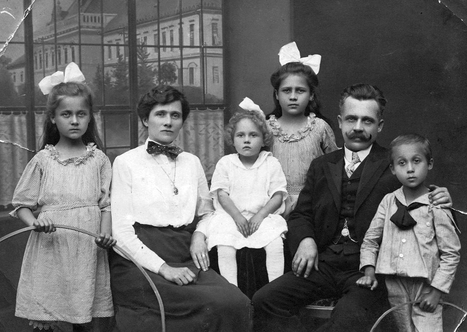 Hungary, Fényképész műterem, háttér a balassagyarmati régi megyeháza., 1919, Scheidl Antal, family, toy, tableau, moustache, ribbon, watch chain, chain, Fortepan #31709
