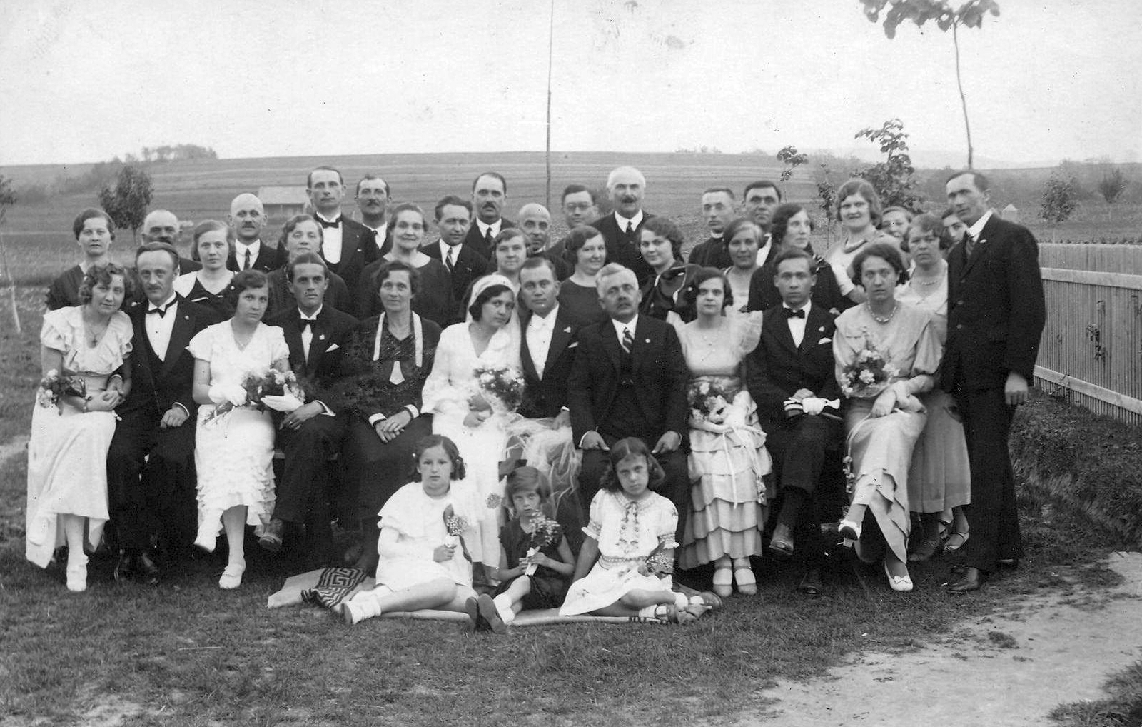 Hungary, Drégelypalánk, a felvétel egy esküvő alkalmával készült., 1934, Scheidl Antal, wedding ceremony, yard, tableau, women, men, field, kids, bride, groom, bouquet, Fortepan #31710