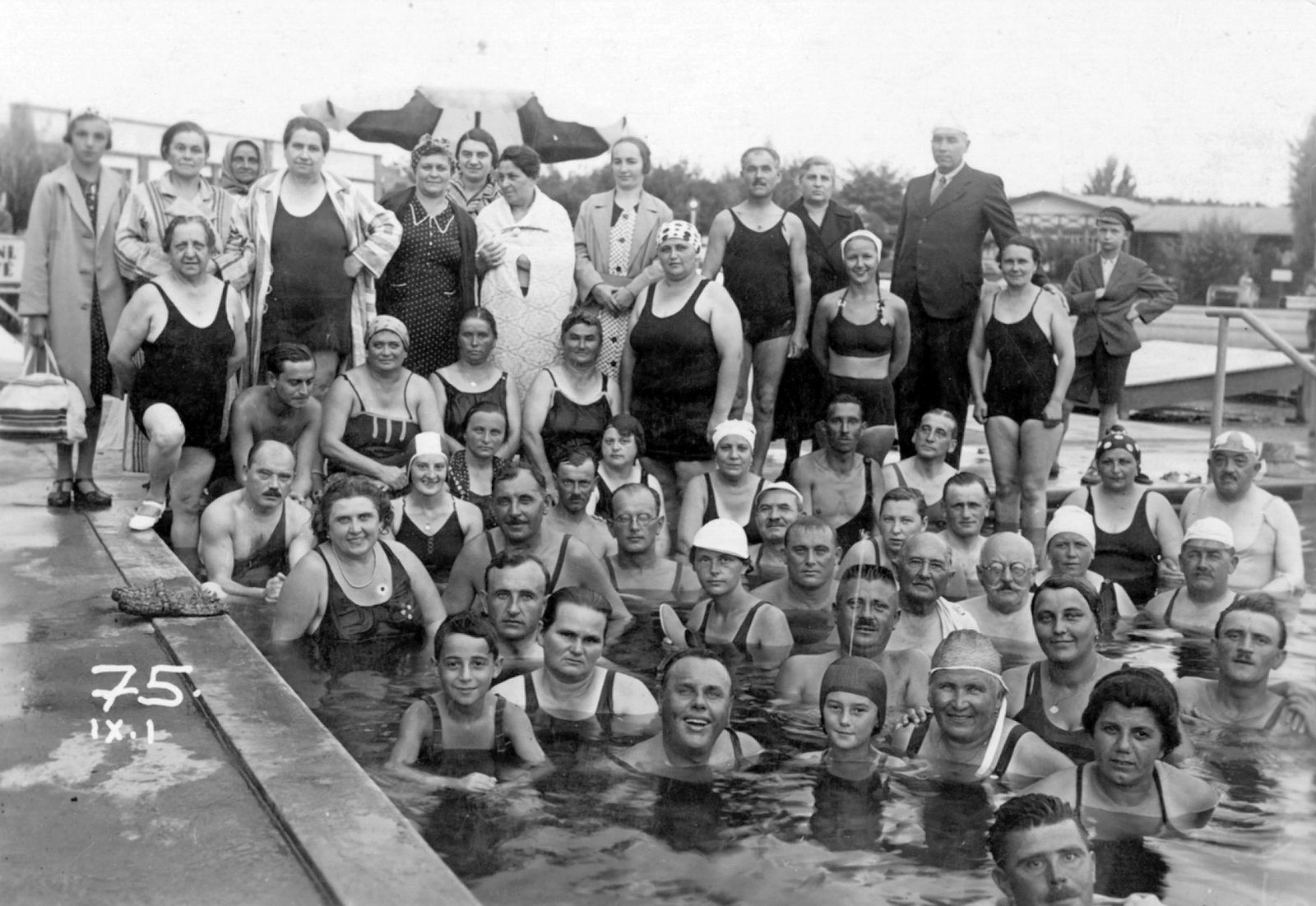 Hungary, Hajdúszoboszló, gyógyfürdő., 1938, Fodor István, beach, bathing suit, tableau, bathing caps, bathrobe, Fortepan #31750