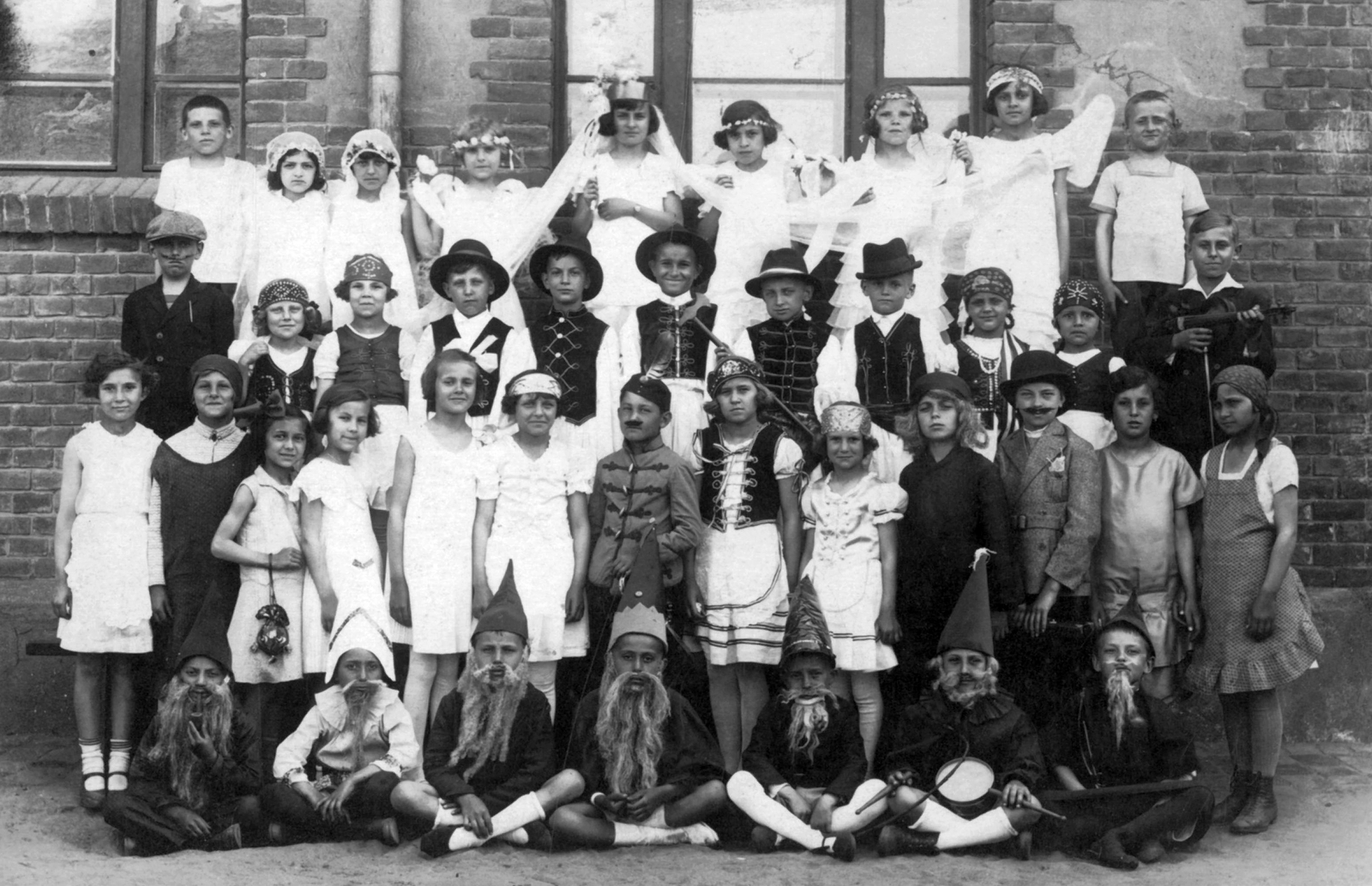 1922, Fodor István, yard, class photo, girl, kid, costume, kids, Fortepan #31773